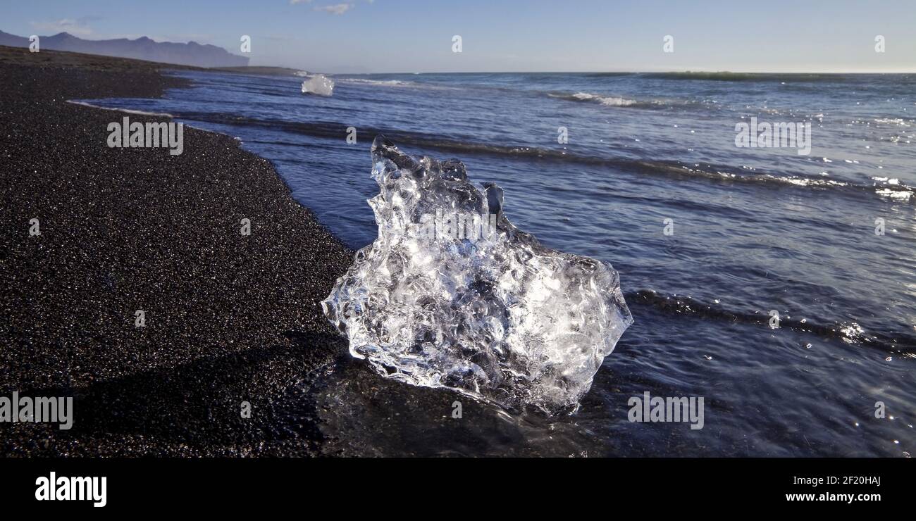 Gletschereis am schwarzen Strand mit Brandung, Breidarmerkursandur, JoeklusÃ¡rlÃ³n, Island, Europa Stockfoto