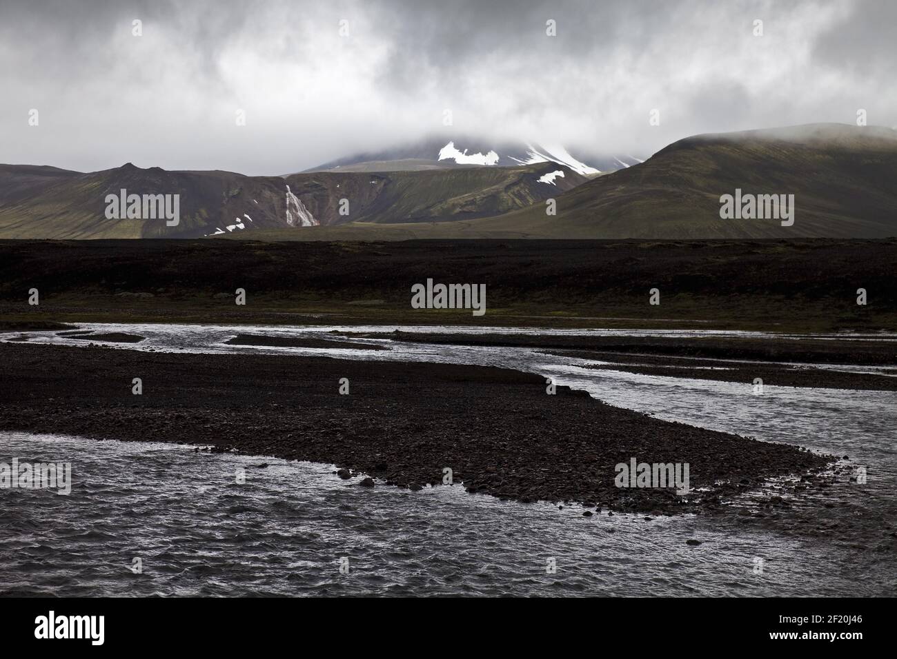 Schwarze Lavalandschaft mit dem Raudfossakvisl, Landmannaleid, Fjallabak, Island, Europa Stockfoto