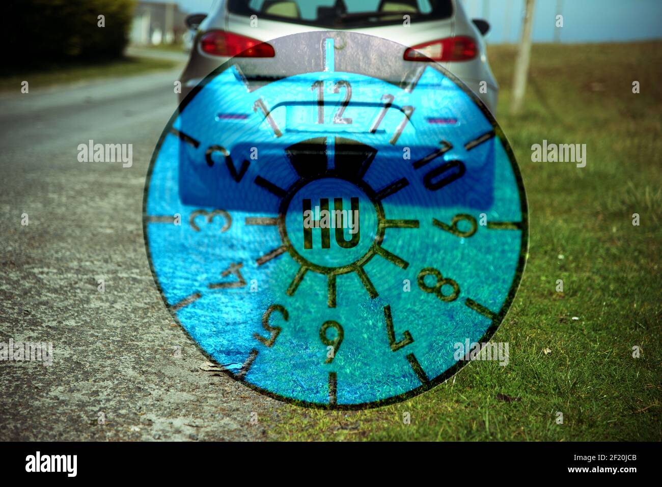 Ein Auto und ein Abzeichen der Technischen Inspektionsvereinigung Stockfoto