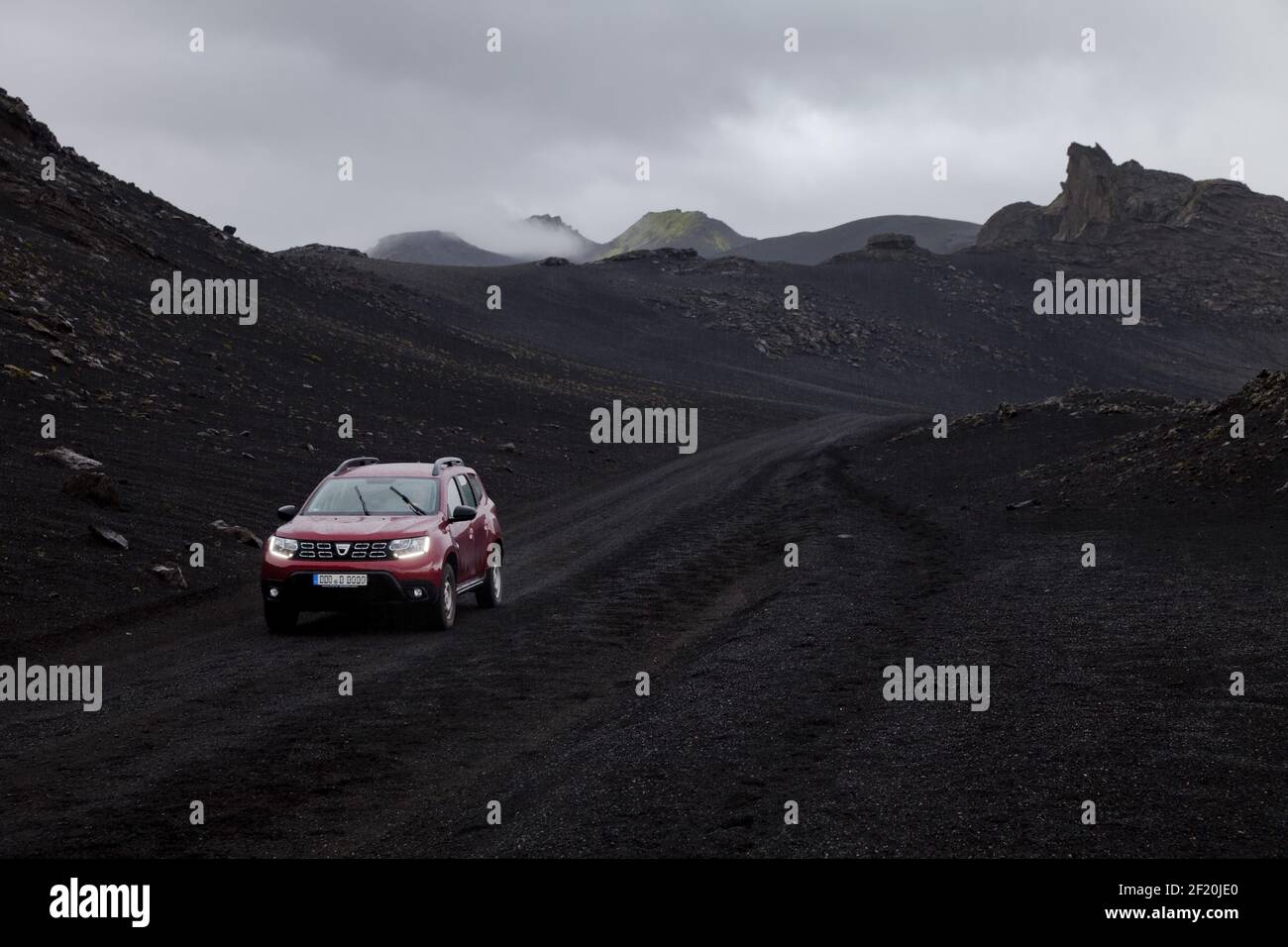 Auto in schwarzer Lavalandschaft, Landmannaleid, KrÃ³kagiljabrÃºn, bei Hekla, Island, Europa Stockfoto