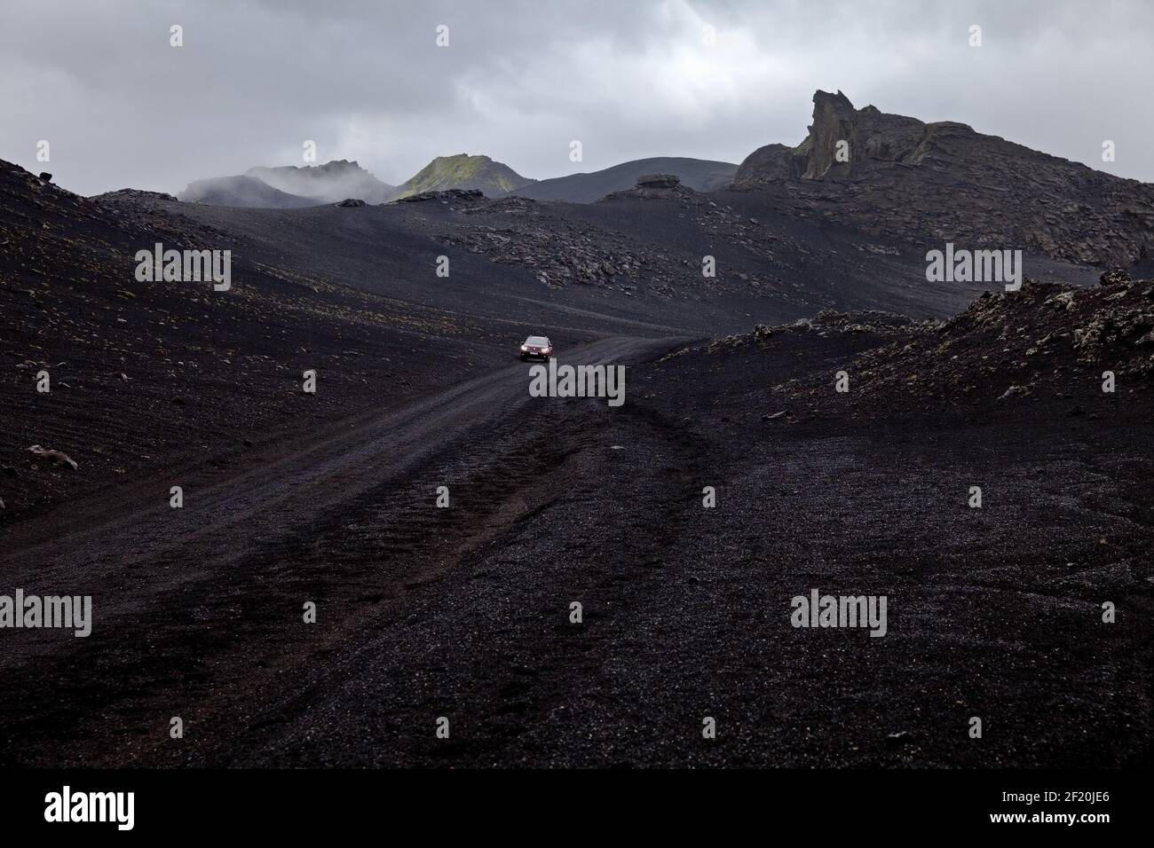 Schwarze Lavalandschaft mit Auto, Landmannaleid, KrÃ³kagiljabrÃºn, bei Hekla, Island, Europa Stockfoto