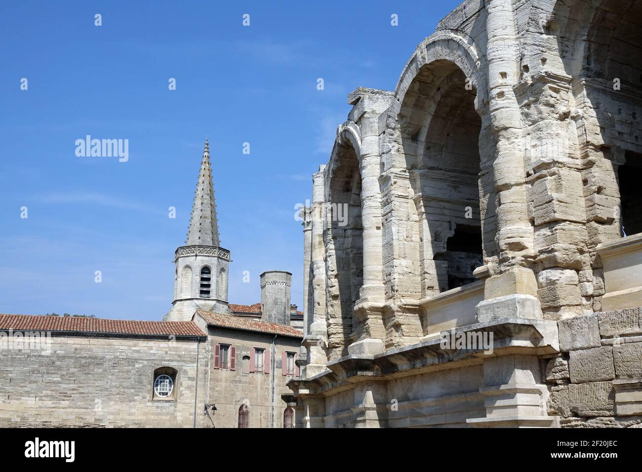 Arena und Kirche in Arles, Provence Stockfoto