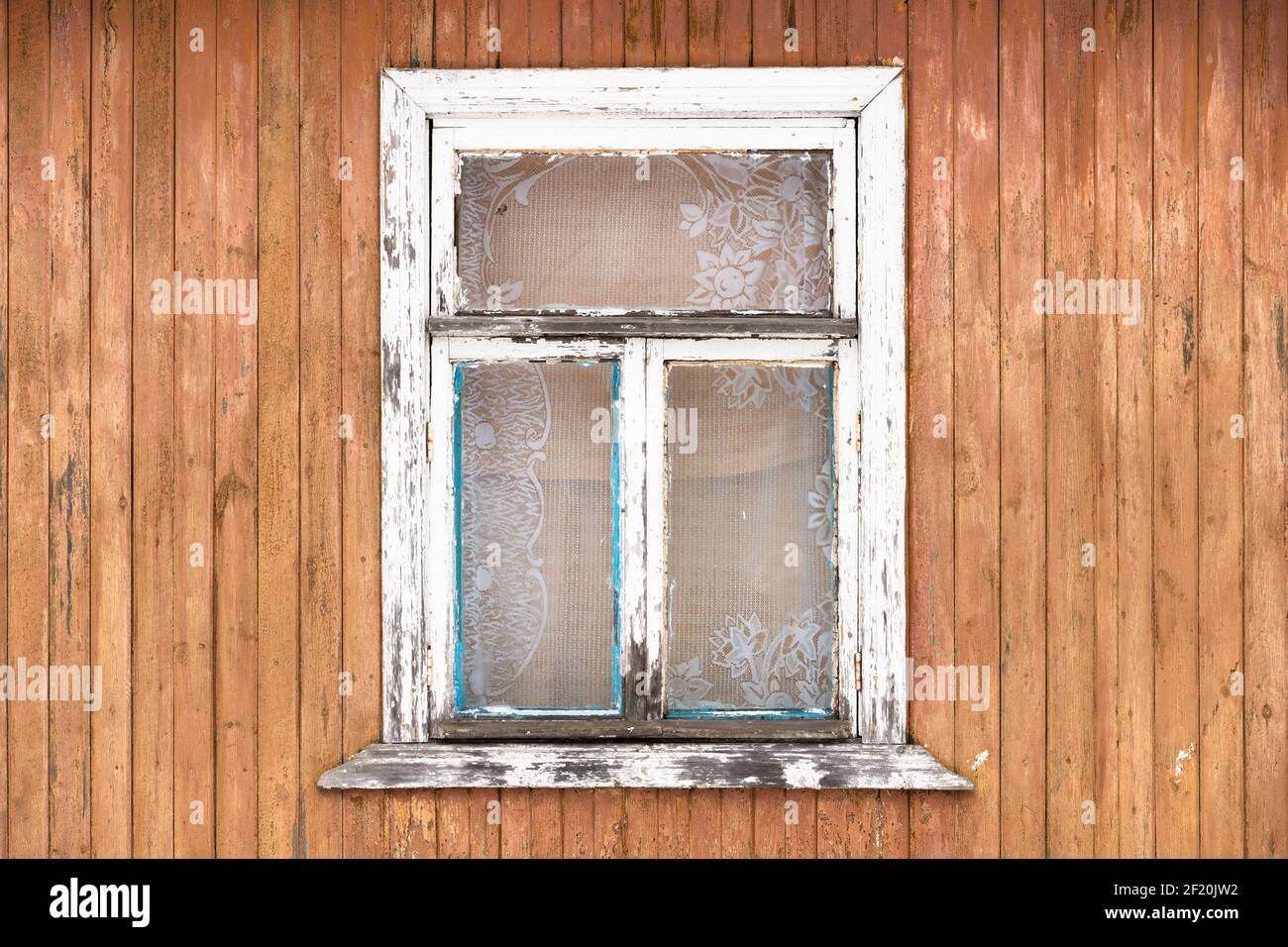 Grungy Fenster in weißem Rahmen, alte Holzhaus Wandfragment, Hintergrundtextur Stockfoto