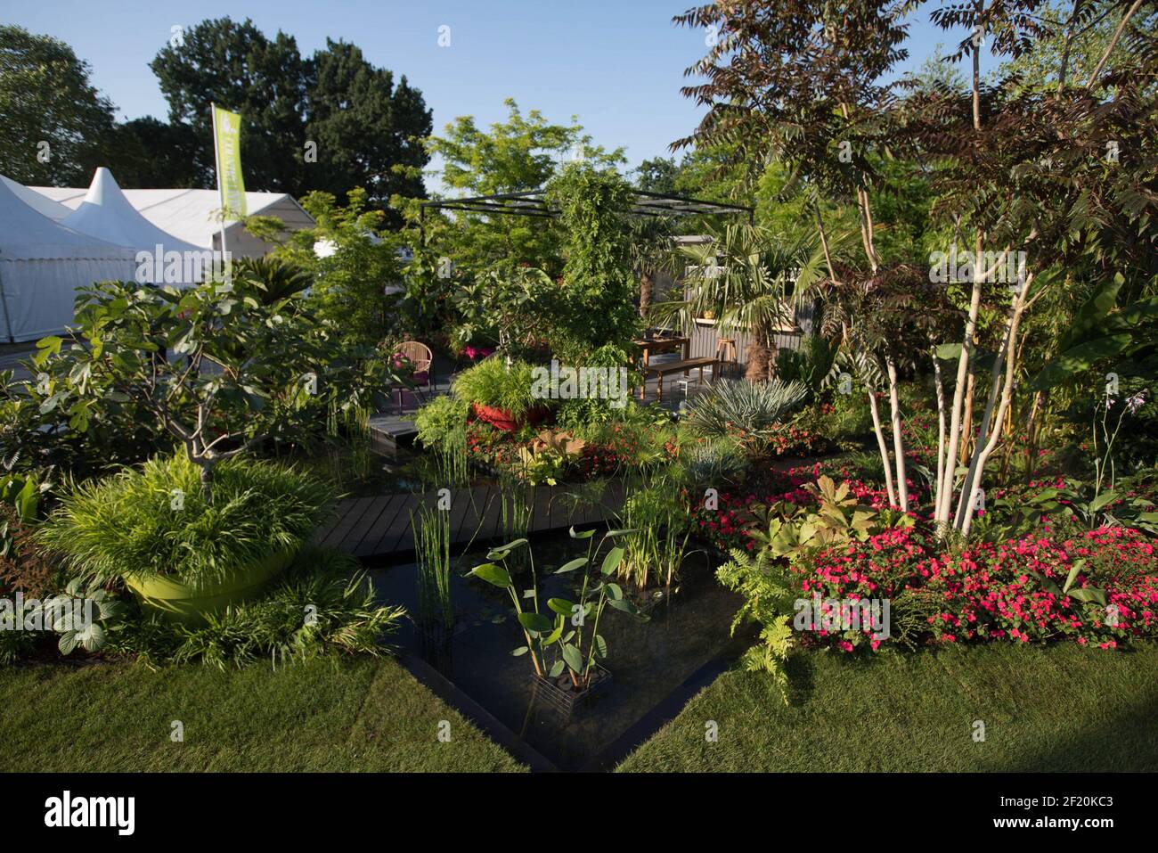 Datei Foto vom 2/7/2018 von Trace Johnson bei einem Spaziergang durch die B&Q voller geschäftigen Lizzie Garten in RHS Hampton Court Palace Blumenschau, Blumenschauen will Schieß los. im Juli in Hampton Court und Tatton Park, so dass sie zu den ersten großen Outdoor-Veranstaltungen, die in diesem Sommer zurückkehren, Die Royal Horticultural Society (RHS) hat gesagt. Ausgabedatum: Mittwoch, 10. März 2021. Die Gartenbauorganisation hat ihre weltberühmte Chelsea Flower Show in London wegen der anhaltenden Einschränkungen der Pandemie bereits zum ersten Mal in der Geschichte der Veranstaltung von Mai bis Herbst verlegt. Stockfoto