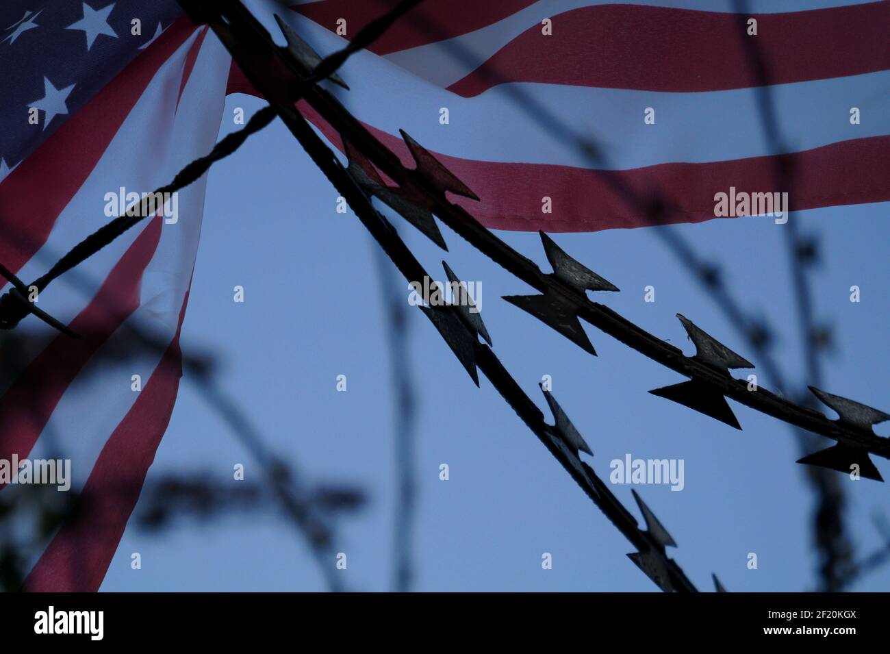 Stacheldraht und Flagge der USA Stockfoto