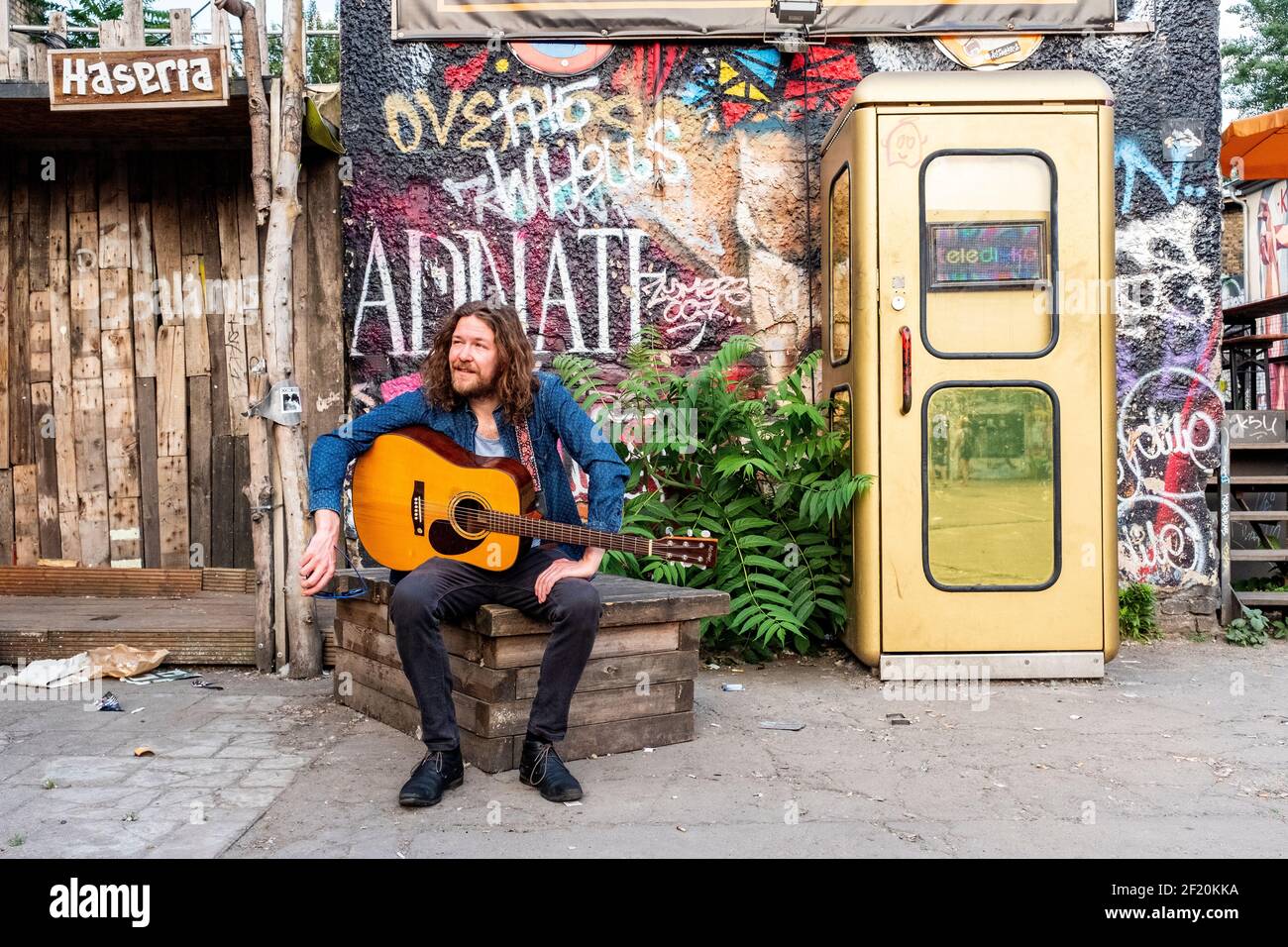 Berlin, Deutschland. Solo-Gitarrist und Musiker performte seine Musik in ROHEN Berliner Stadtgebieten. Stockfoto