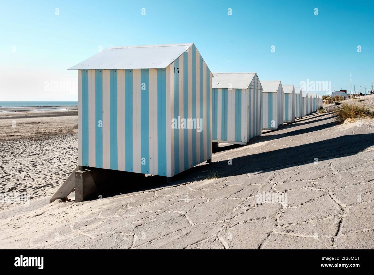 Gestreifte Strandhütten in Hardelot, Frankreich. Stockfoto