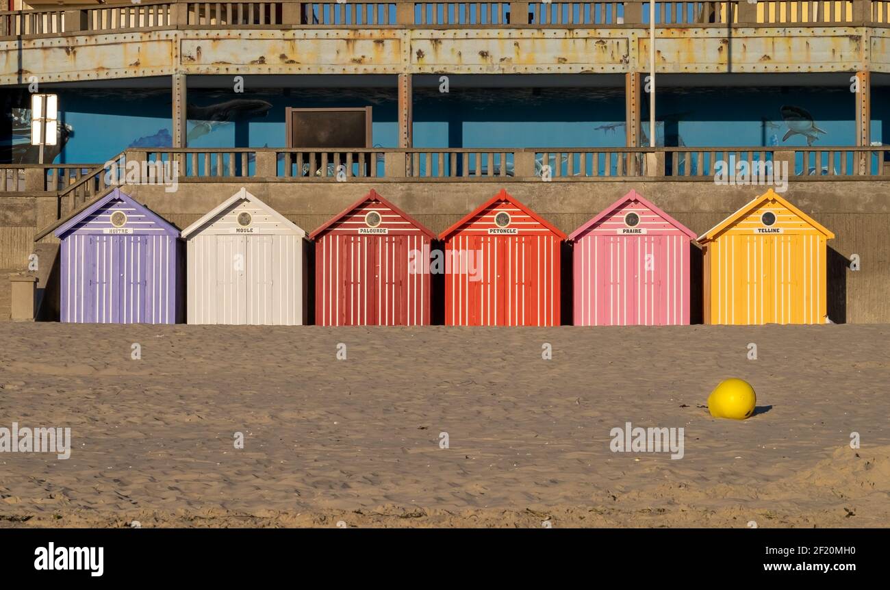 Lebendige Strandhütten an einem leeren Strand in Frankreich Stockfoto