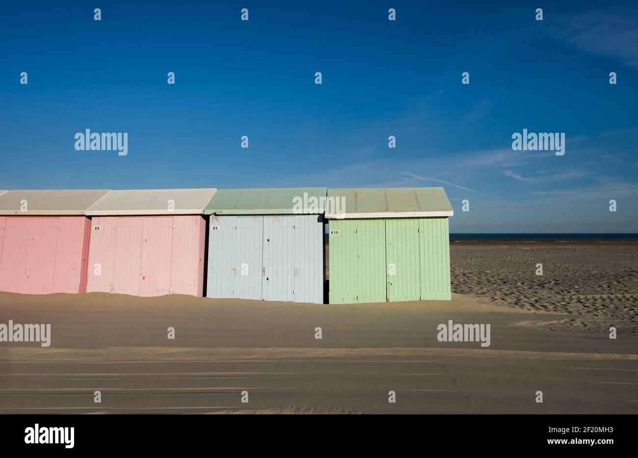 Bunte Strandhütten Reihen sich am einsamen Strand von an Berck in Frankreich Stockfoto