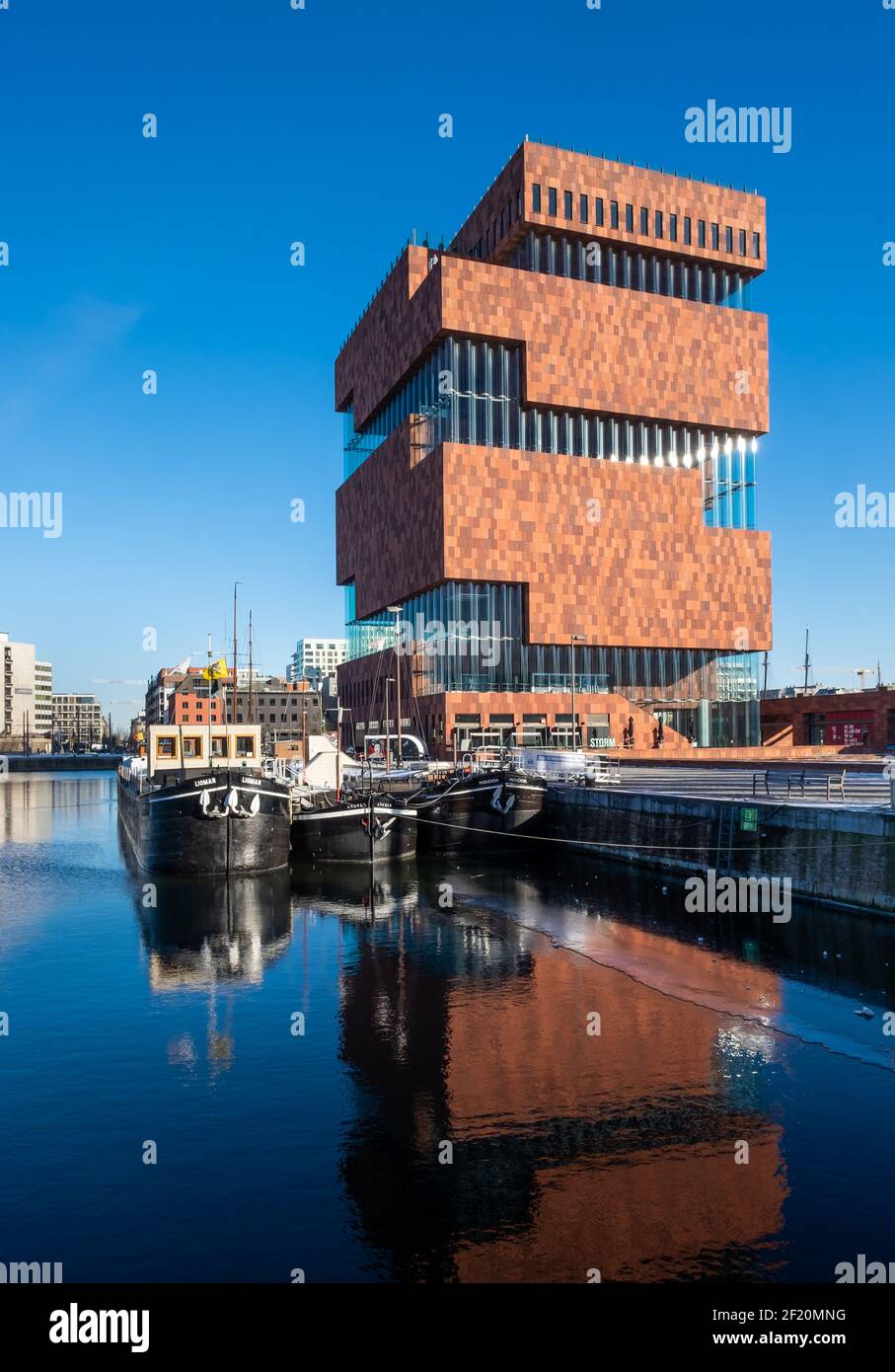 Das berühmte MAS Museum spiegelt sich im Bonaparte Dock wider Stockfoto