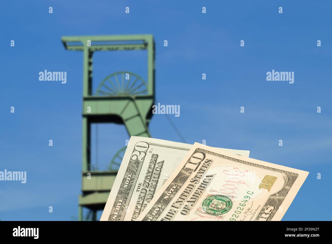 Headframe, Mine und Dollar Scheine Stockfoto