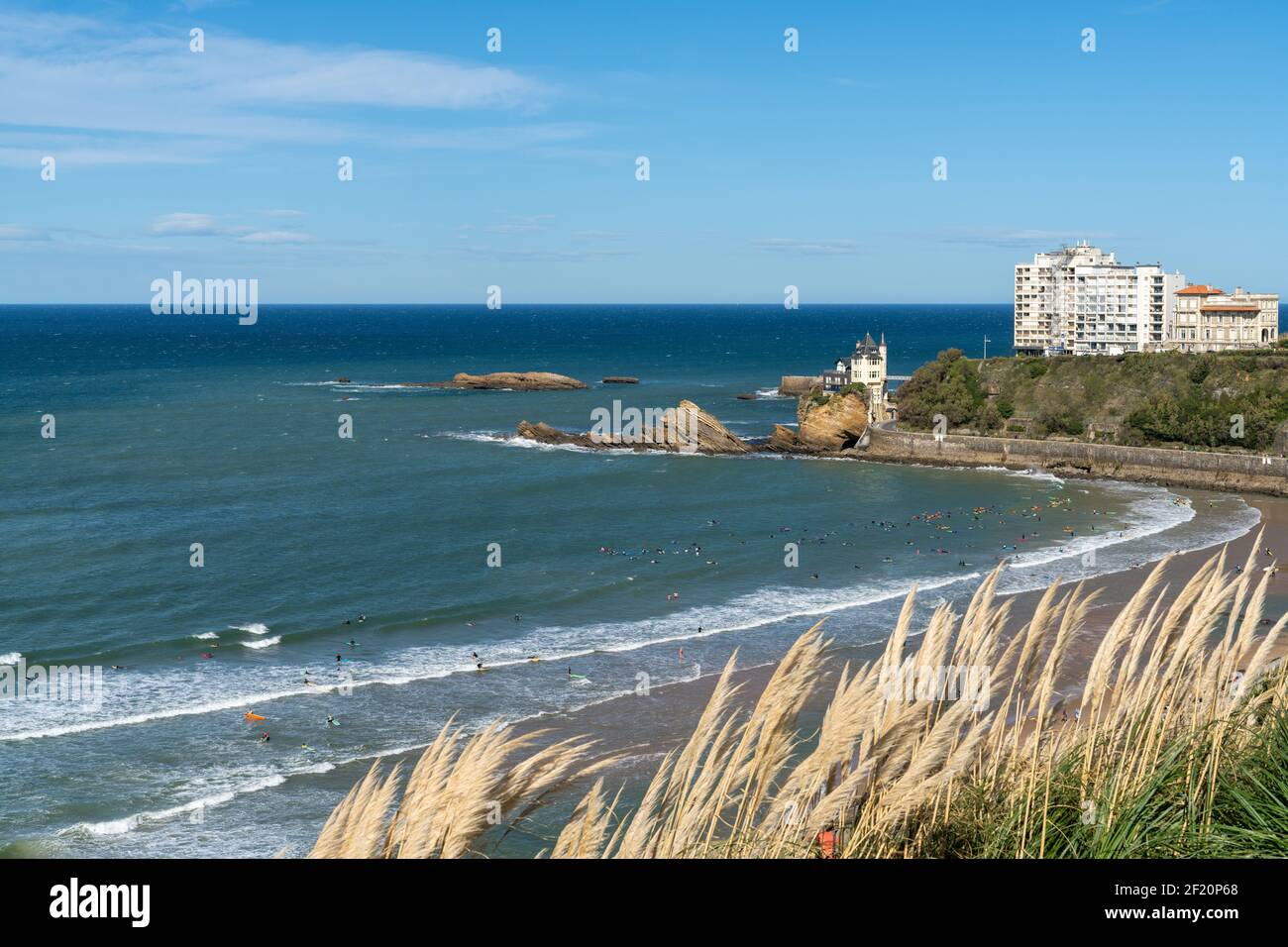 Ein Blick auf viele Surfer auf dem Plage de la Cote Basque Beach in Biarritz Stockfoto