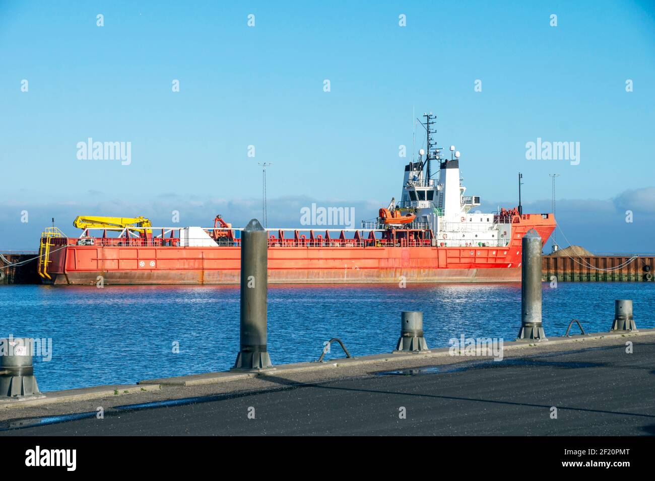 Funktionierendes Schiff in der ostsee Stockfoto