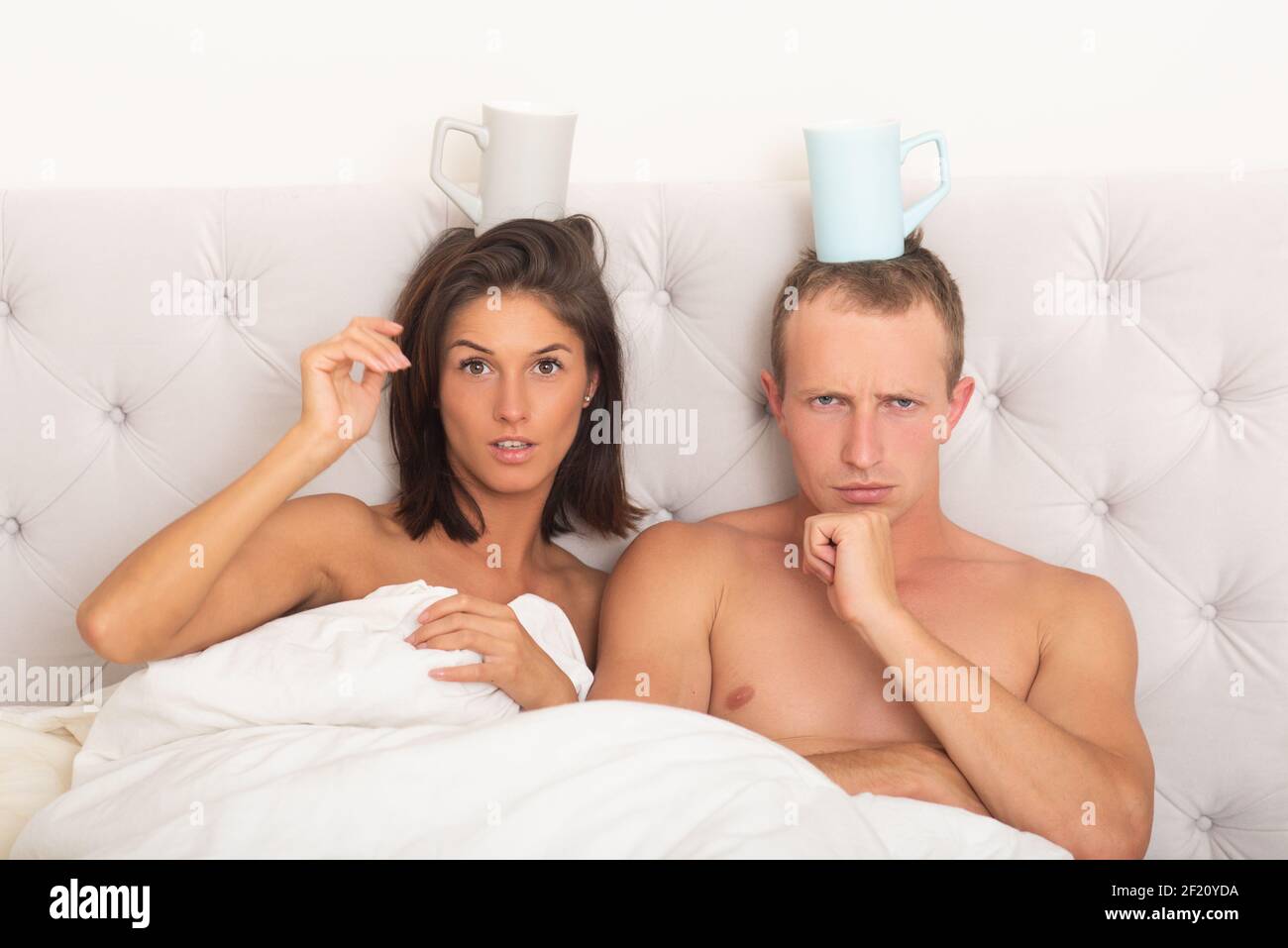 Zusammen leben. Familienmorgendprogramm. Paar im Bett mit Kaffee. Stockfoto