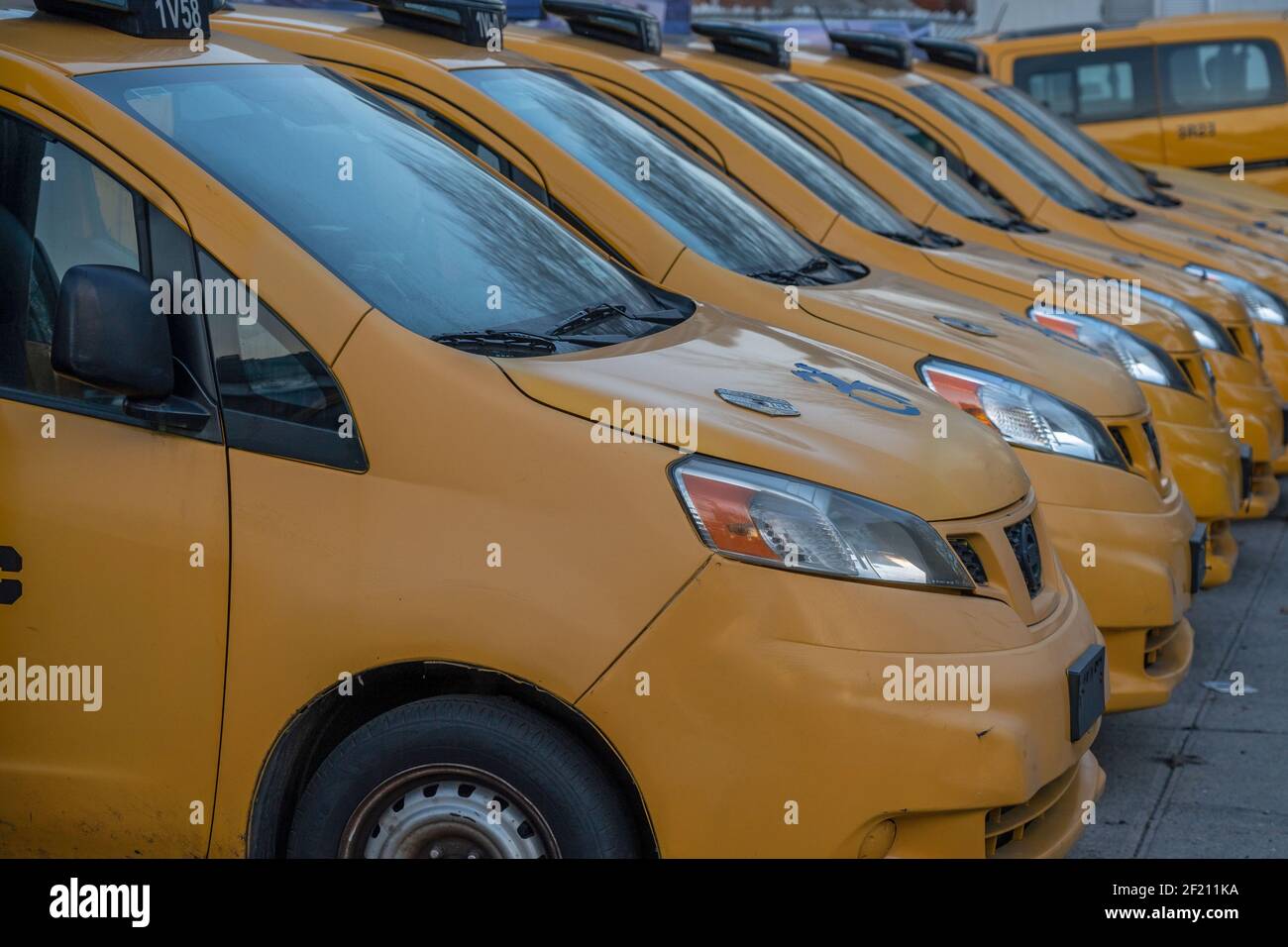 New York, Usa. März 2021, 09th. Ein Taxi und Limousine Kommission (TLC) Medaillon auf einem geparkten New York City gelben Taxi in Queens gesehen.EIN neuer Fonds wird dringend benötigte Entlastung für New York City Taxifahrer-Besitzer, die große Schulden auf Medaillons. Aber die $65 Millionen Taxi Medallion Driver-Owner Relief Fund angekündigt Dienstag von Bürgermeister Bill de Blasio fällt nicht voll Vergebung, dass viele Taxifahrer gesucht. Kredit: SOPA Images Limited/Alamy Live Nachrichten Stockfoto