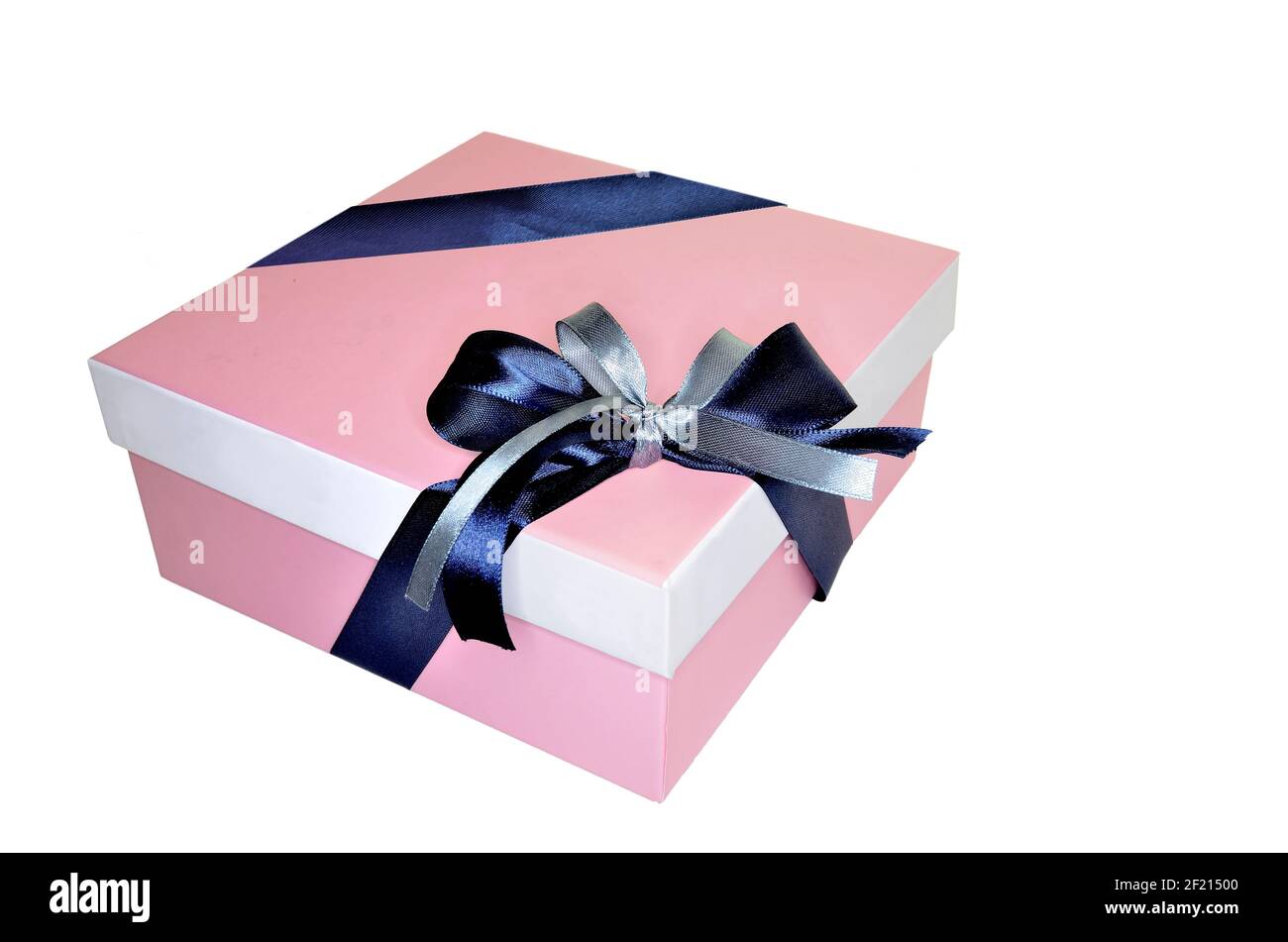 Rosa quadratische Geschenkbox mit Schleife aus zwei Seidenbändern blau und  silberfarben gebunden, isoliert auf weißem Hintergrund. Dekorative  Verpackung Box für ein Geschenk für Stockfotografie - Alamy