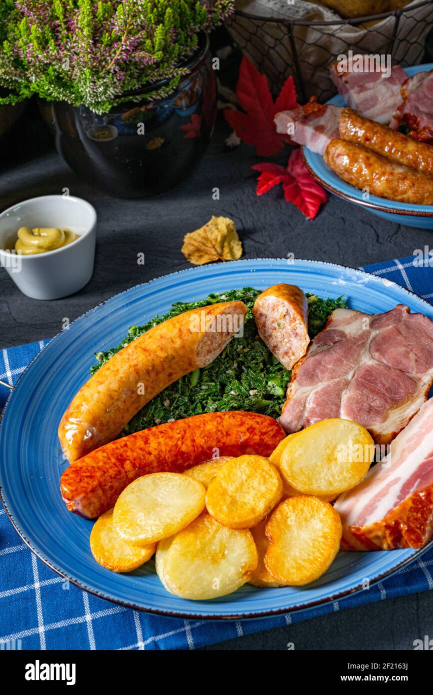 Köstlicher oldenburger Grünkohl mit Pinkelwurst Stockfoto