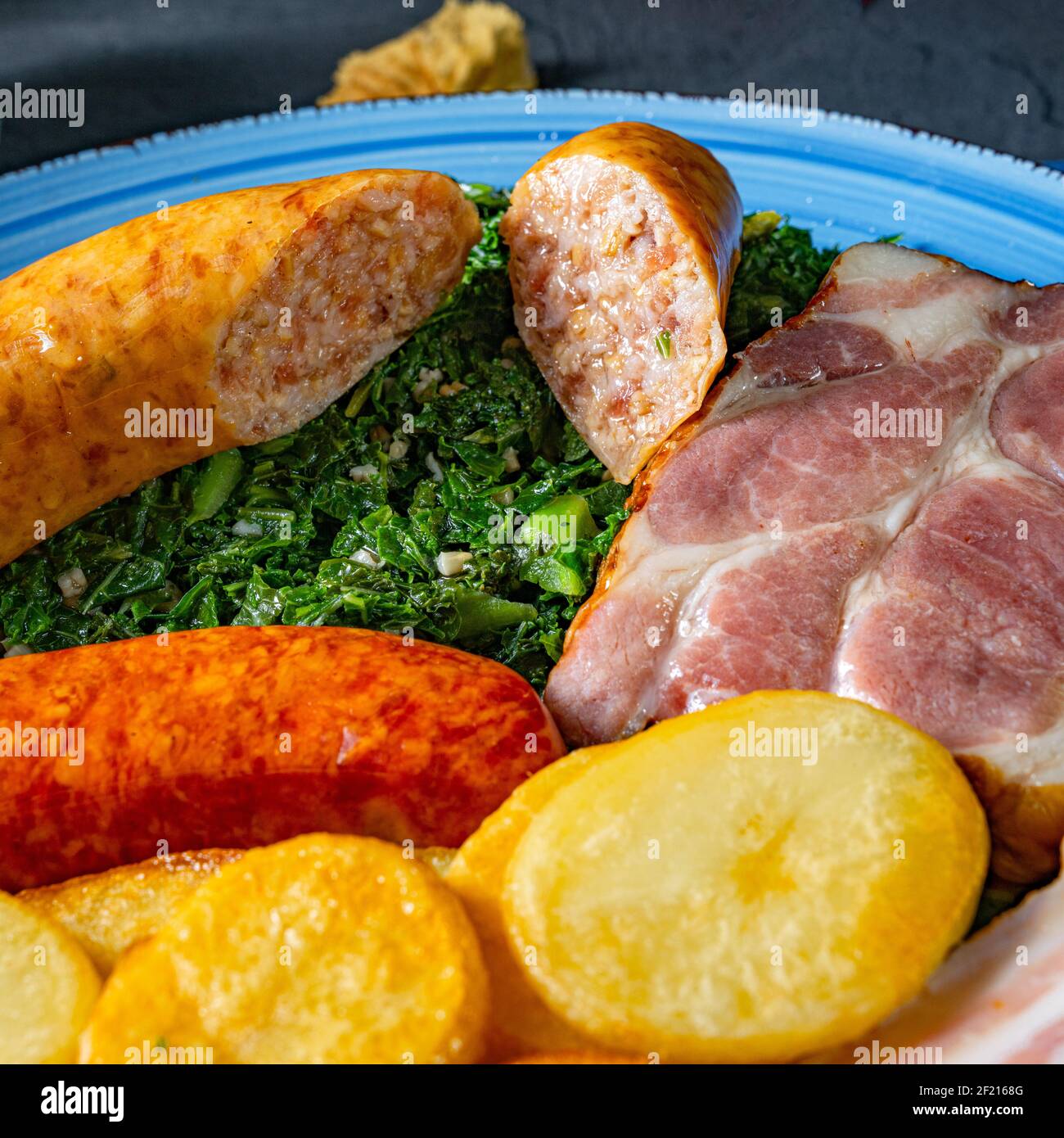 Köstlicher oldenburger Grünkohl mit Pinkelwurst Stockfoto