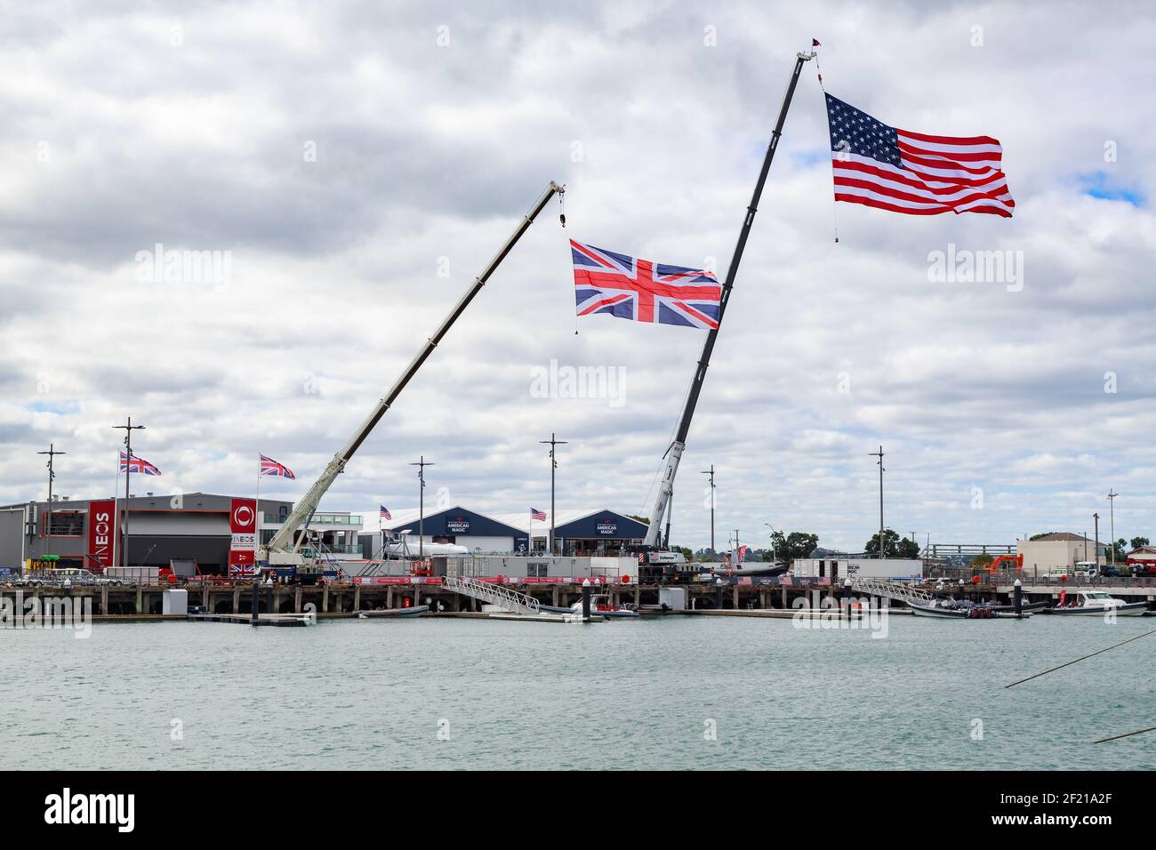 Riesige britische und amerikanische Flaggen fliegen auf den Ineos UK und American Magic Basen während der 36th America's Cup Yacht Racing. Auckland, Neuseeland Stockfoto