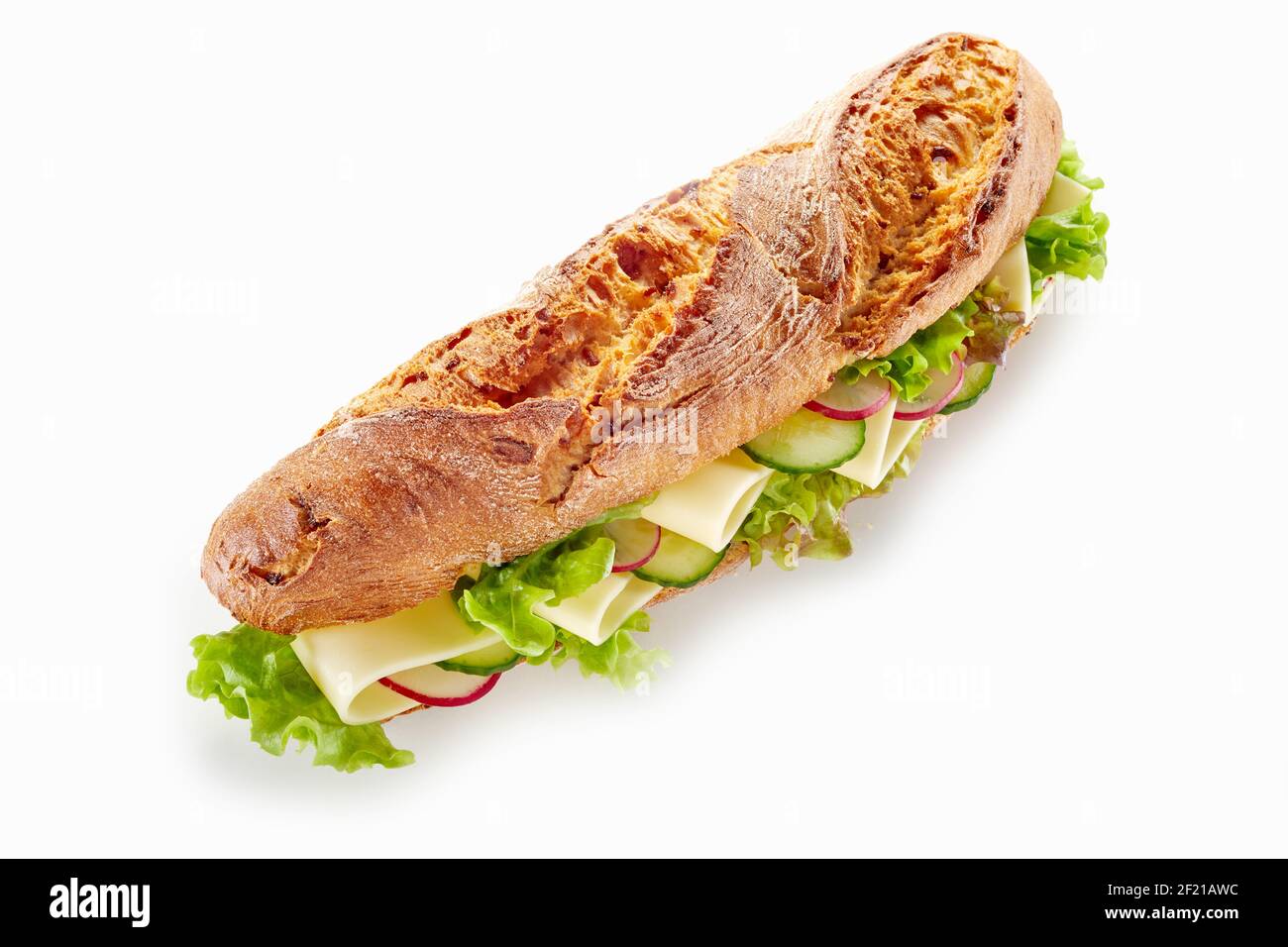 Von oben appetitlich Baguette Sandwich mit Käse und Gemüse Pacer auf weißem Hintergrund im Studio Stockfoto