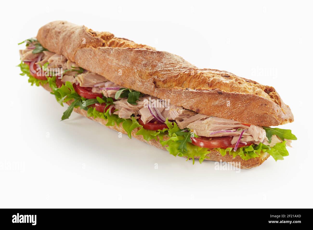 Appetitliches Baguette-Sandwich mit Hähnchenstücken und verschiedenen reifen Gemüse Auf weißem Hintergrund platziert Stockfoto