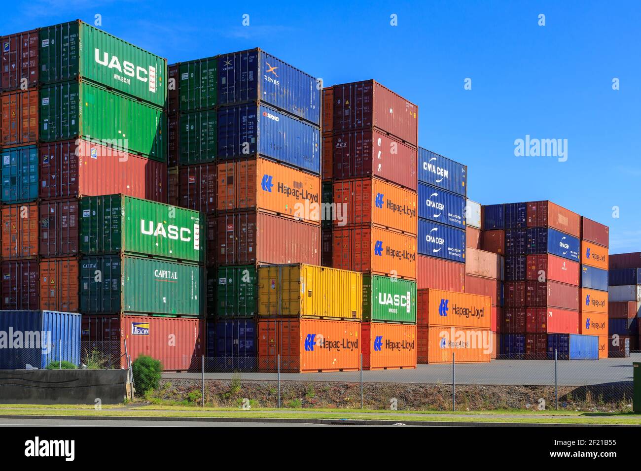 Bunte Stapel von Reedereien mit den Logos von verschiedenen Reedereien Stockfoto