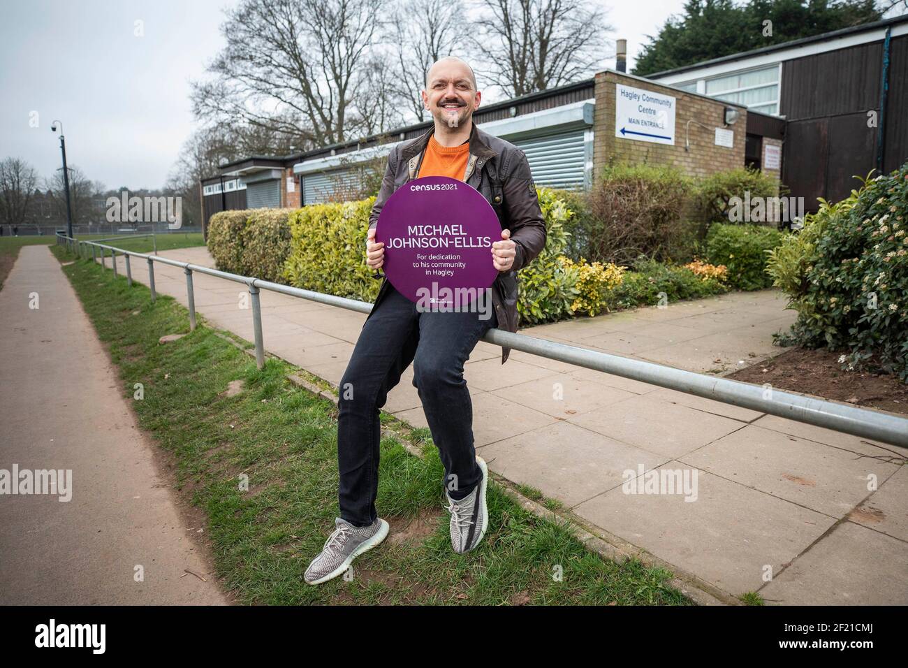 REDAKTIONELLE VERWENDUNG NUR Michael Johnson-Ellis erhält eine Census Community Hero violette Plakette vom Office for National Statistics für die Hingabe an seine Gemeinde in Hagley vor der Census 2021, die am 21. März ist. Stockfoto