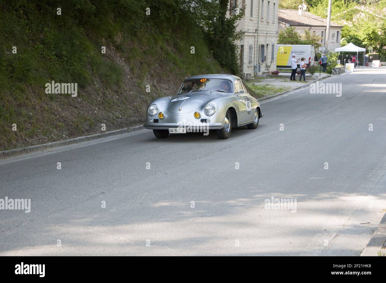 FURLO, ITALIEN - 25. Mai 2018: GOLA DEL FURLO, ITALIEN - 19. MAI: PORSCHE 356 A 1500 GS CARRERA 1956 auf einem alten Rennwagen in der Rallye Mille Miglia 2017 Stockfoto