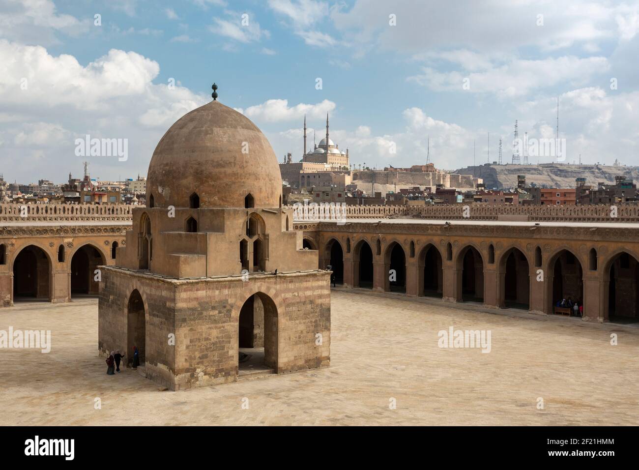 Die Moschee von Ibn Tulun mit Waschbrunnen und Innenhof mit Zitadelle von Kairo im Hintergrund, Tolon, El-Sayeda Zainab, Kairo, Ägypten Stockfoto