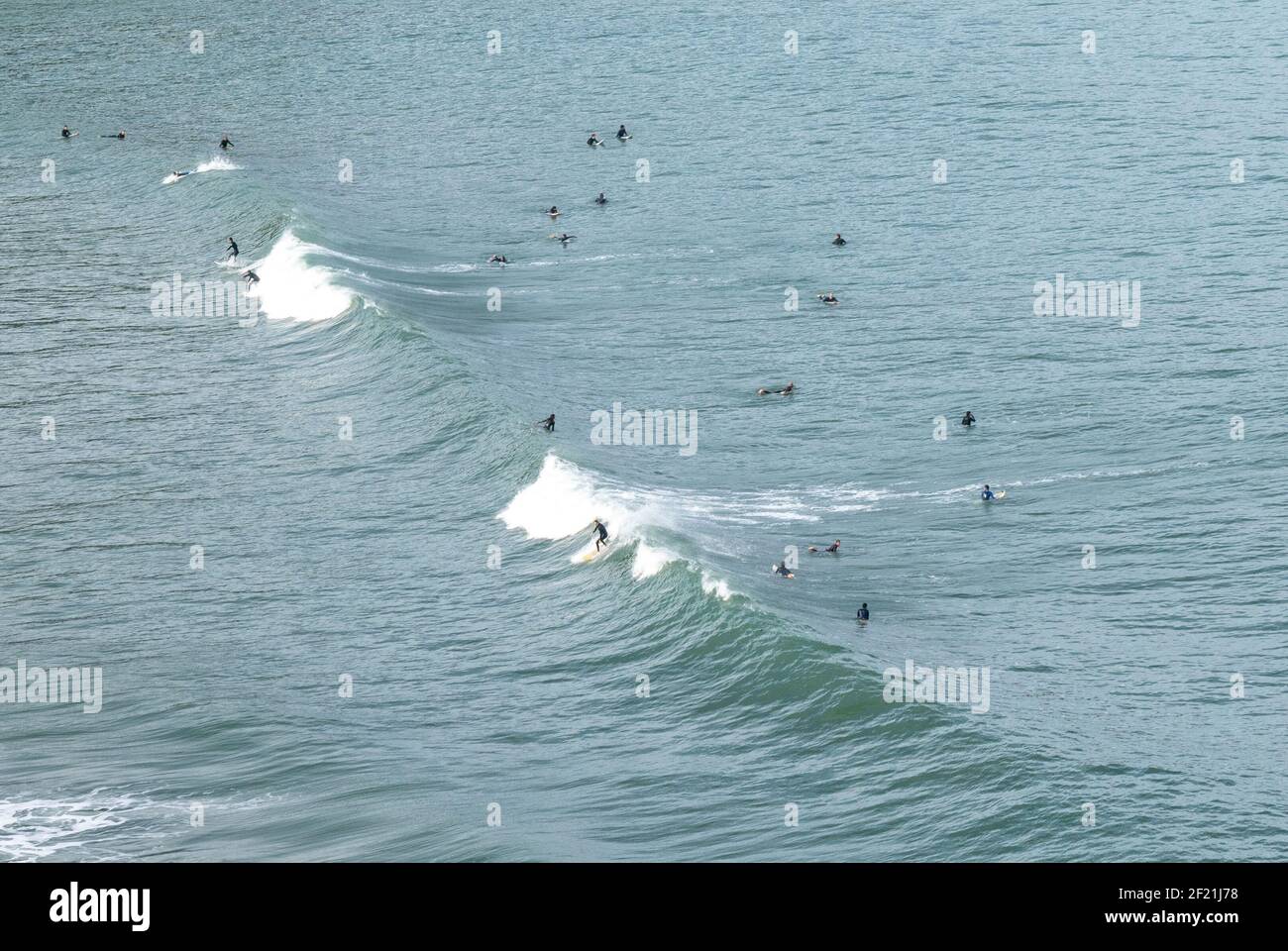 Surfer surfen große Wellen an der Küste von Kantabrien Der Strand Playa de Luana in Cobreces Stockfoto