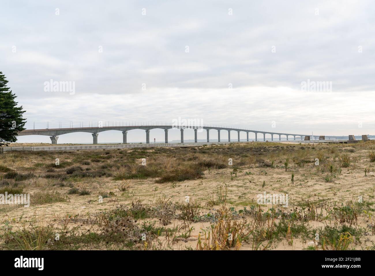 Blick auf die Brücke zwischen La Rochelle und Ile De Re in Westfrankreich Stockfoto