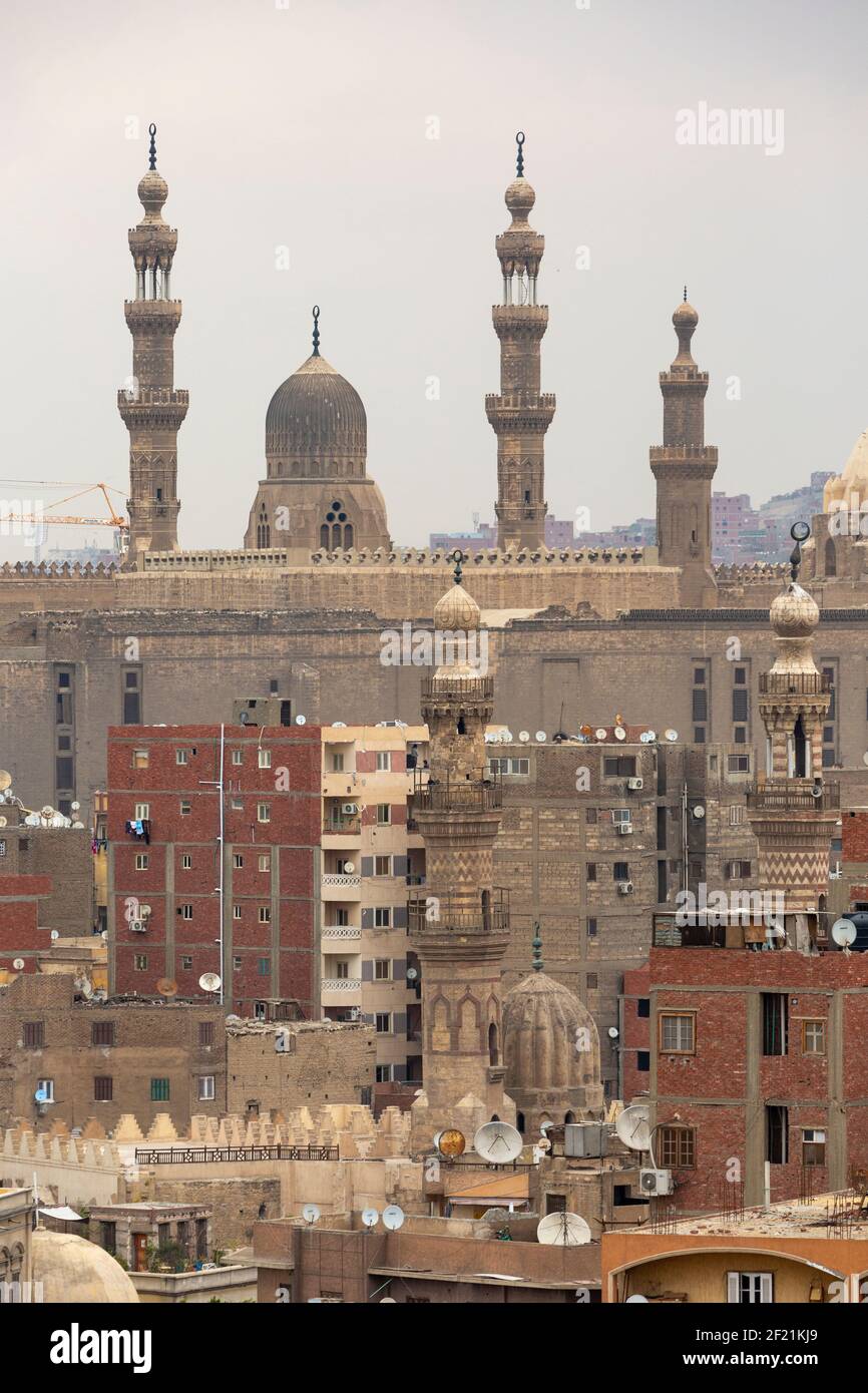 Stadtbild von Gebäuden, Moscheen und Minaretten, vom Minarett der Moschee von Ibn Tulun aus gesehen, in Tolon, El-Sayeda Zainab, Kairo, Ägypten Stockfoto