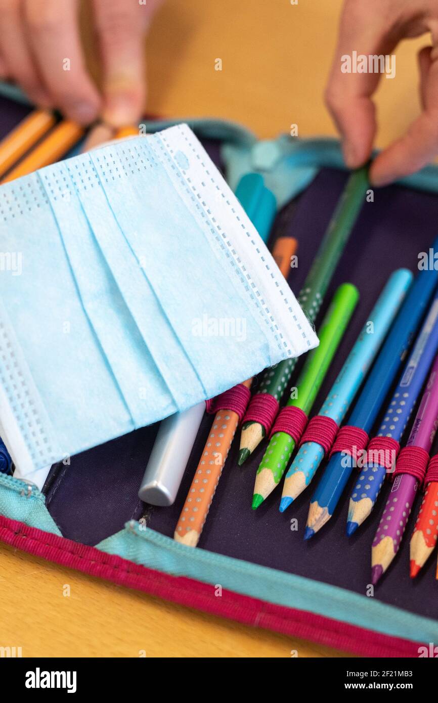 München, Deutschland. März 2021, 10th. Der Ersatz-Mundschutz eines Schülers liegt auf dem Bleistiftkasten des Schülers während des Unterrichts in einer vierten Klasse an einer Grundschule. Der bayerische Bildungsminister Piazolo (Freie Wähler) und der bayerische Gesundheitsminister Holetschek (CSU) besuchten die Grundschule, um die Umsetzung der Corona-Teststrategie zu sehen. Quelle: Matthias Balk/dpa/Alamy Live News Stockfoto