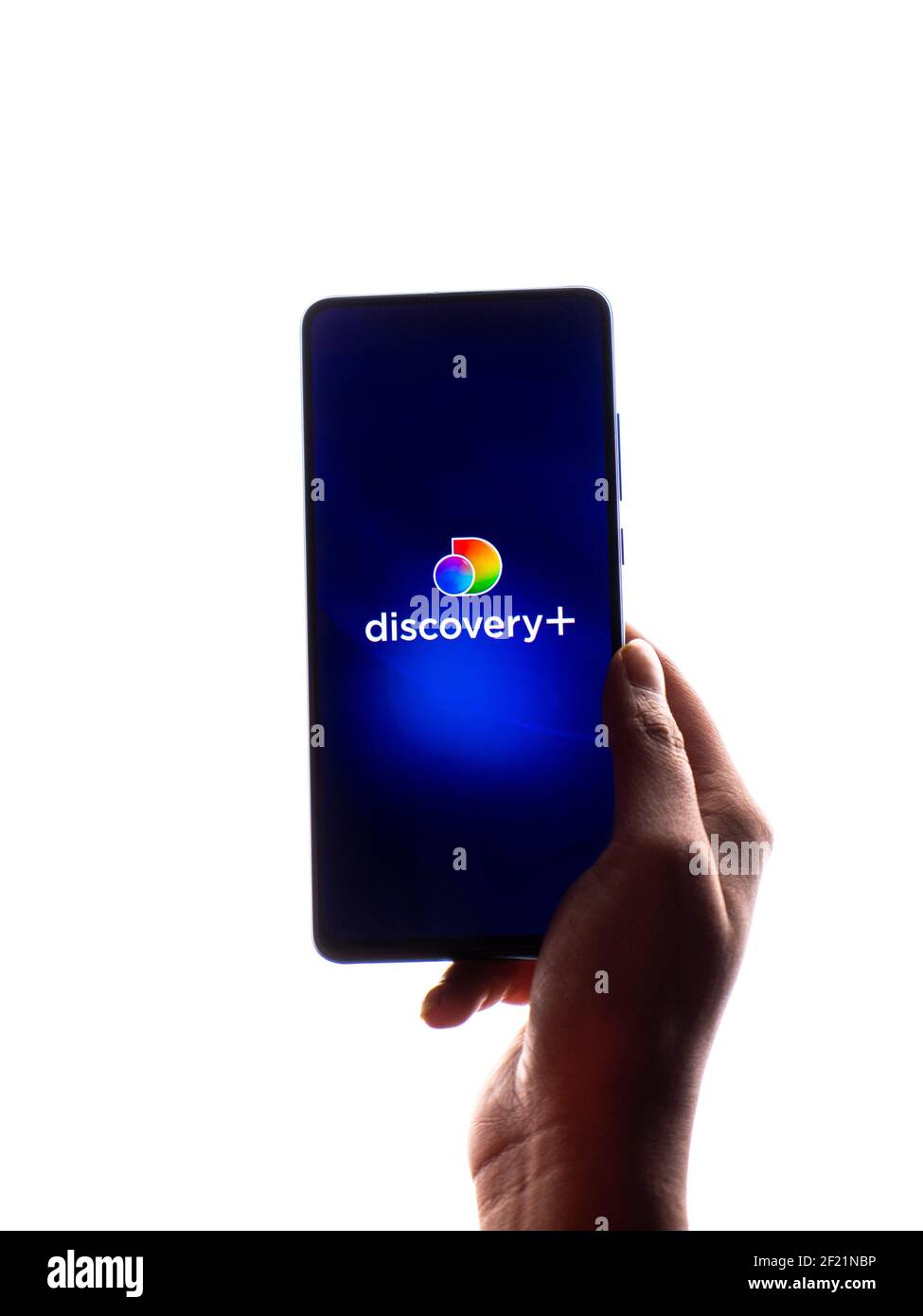Assam, indien - 10. März 2021 : Discovery plus Logo auf Handy-Bildschirm Stock Bild. Stockfoto