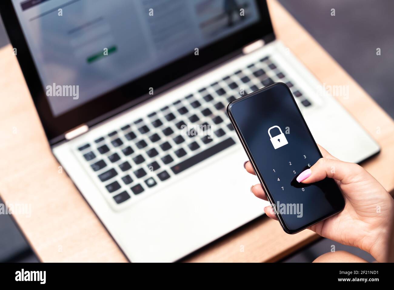 Telefon-Passwort-Sperre für mobile Cyber-Sicherheit oder Login-Verifizierung Passcode in Online-Bank-App. Datenschutz und Schutz vor Hackern. Stockfoto
