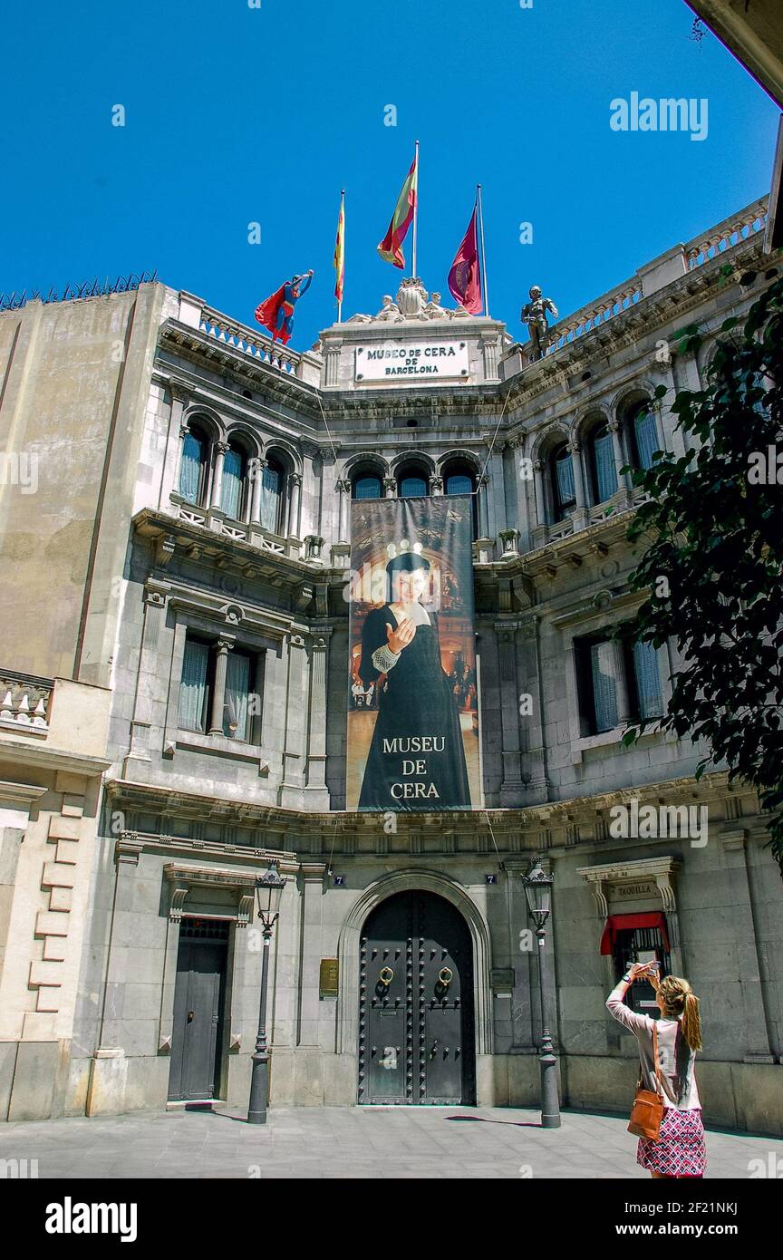 BARCELONA, SPANIEN - 26. Feb 2021: Vertikale Aufnahme einer jungen Touristenattraktion, die vor dem Museu de Cera in Barcelona, Spanien, fotografiert Stockfoto