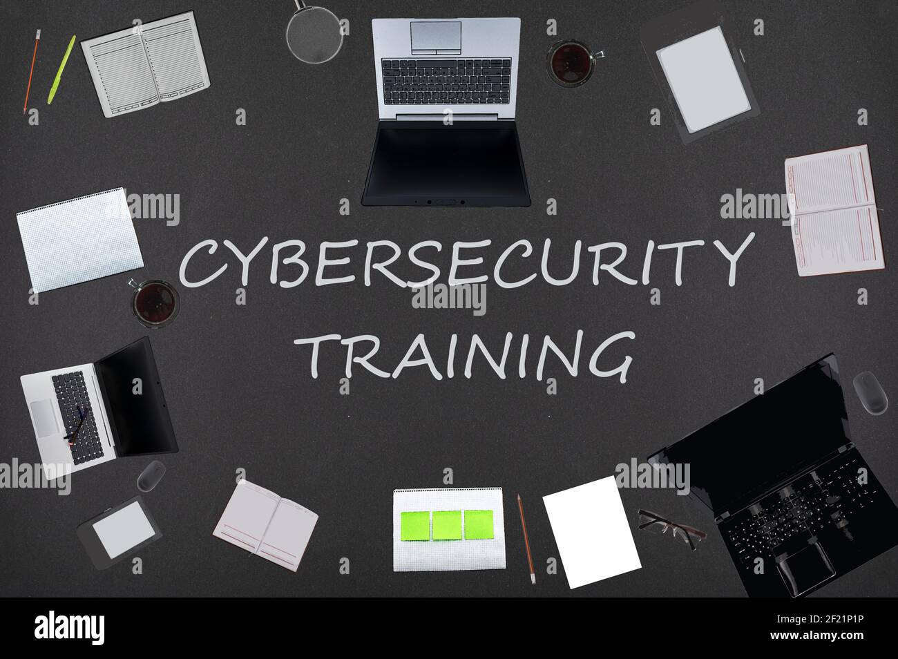 Trainingskonzept Cybersicherheit. Top-Layout von Zeichnungen von Laptops, Notizblöcke, Kaffee, verschiedene Business-Sachen auf schwarzem Hintergrund. Stockfoto