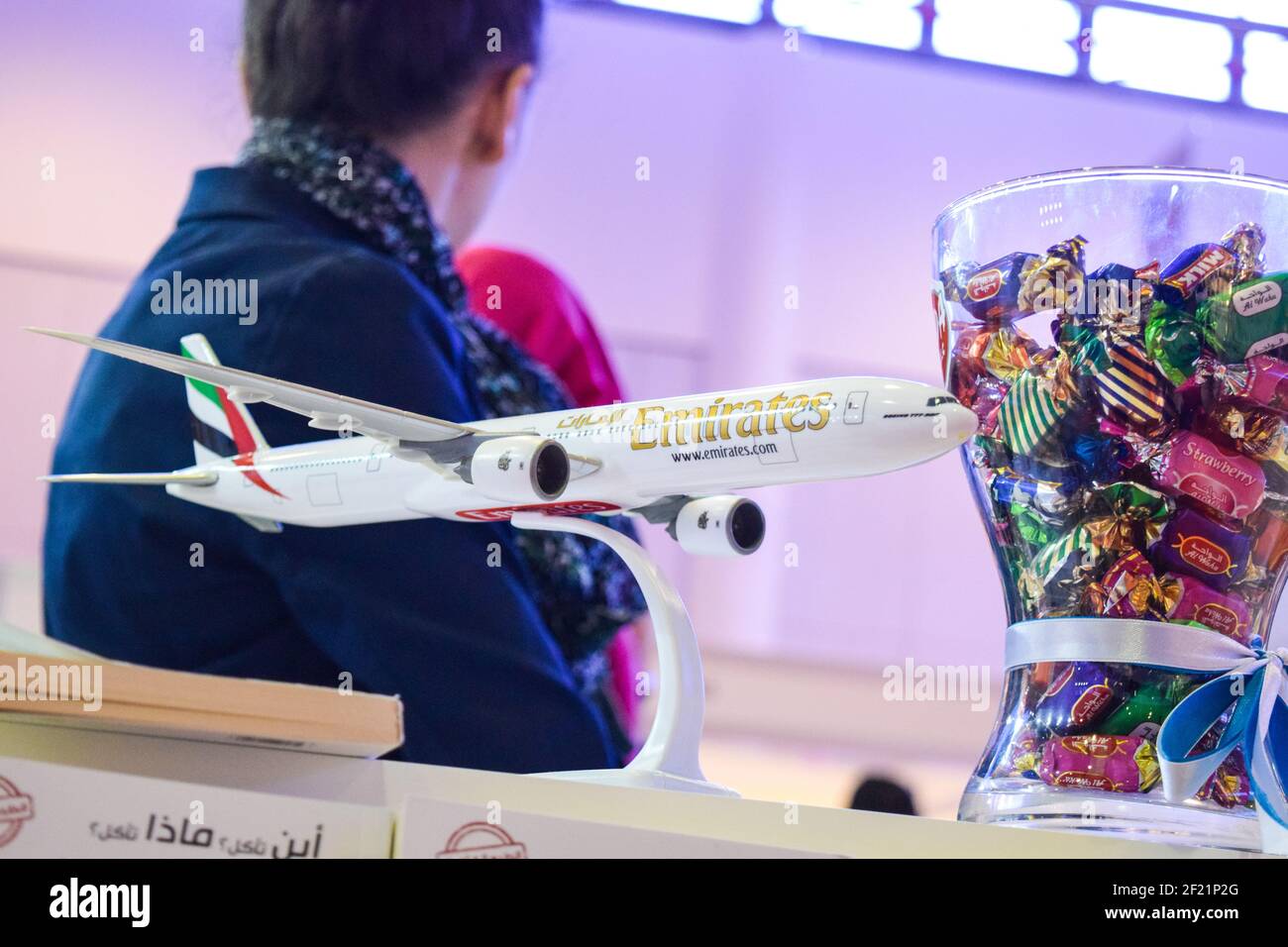 Nahaufnahme des Flugzeugs Model Air Etihad Airways im unscharfen Hintergrund, Reisekonzept Stockfoto