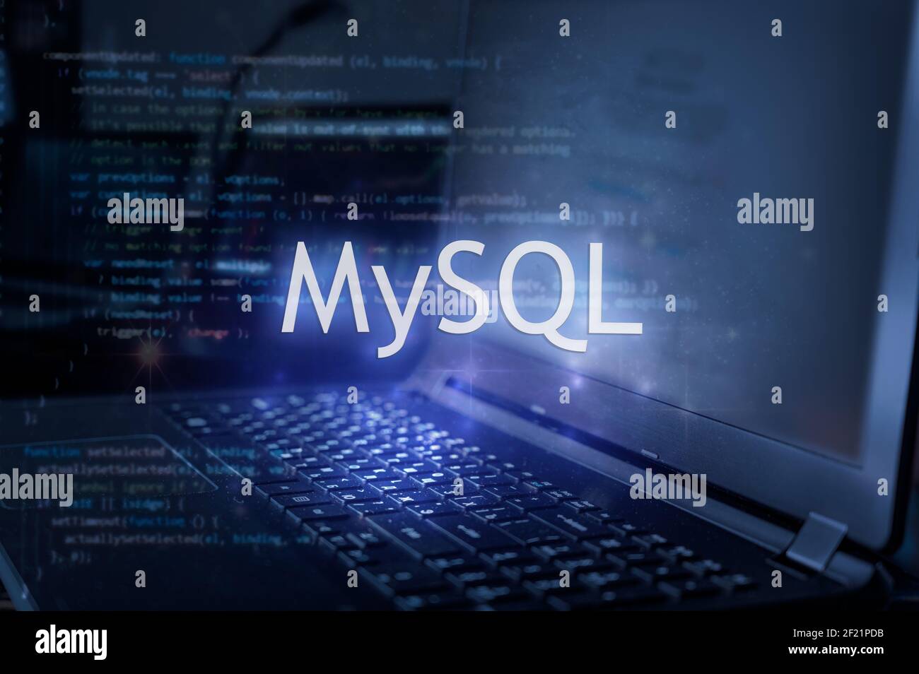 MySQL-Inschrift gegen Laptop und Code-Hintergrund. Lernen sie sql-Programmiersprache, Computer-Kurse, Schulungen. Stockfoto