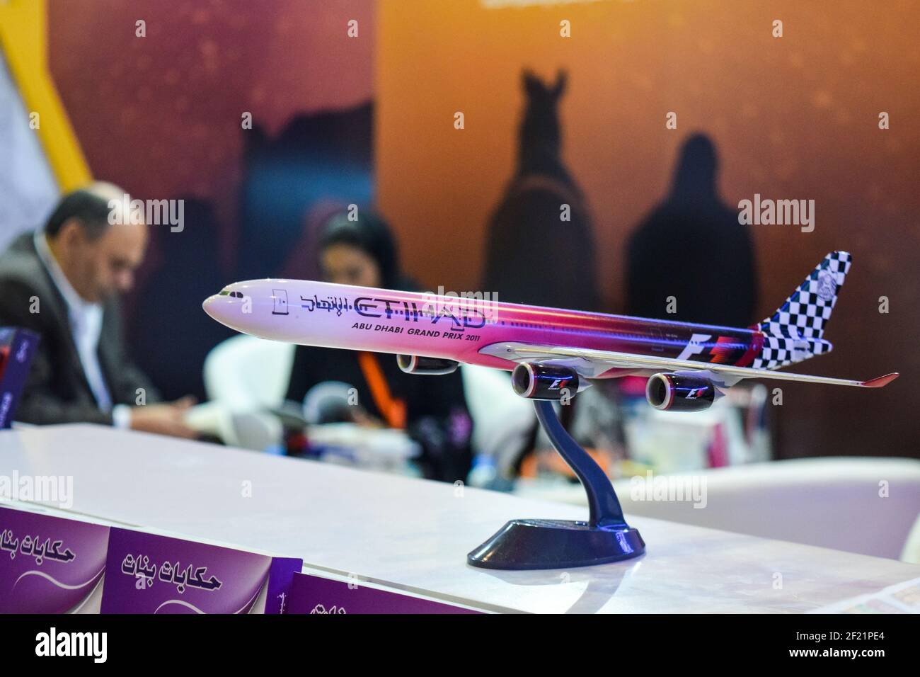 Nahaufnahme des Flugzeugs Model Air Etihad Airways im unscharfen Hintergrund, Reisekonzept Stockfoto