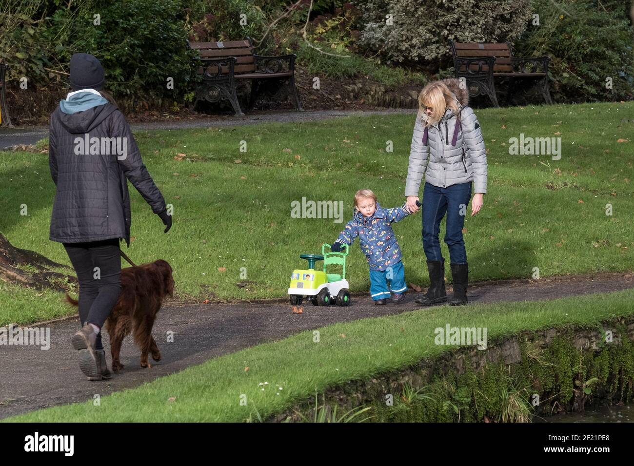 Menschen genießen einen Spaziergang durch einen Park. Stockfoto