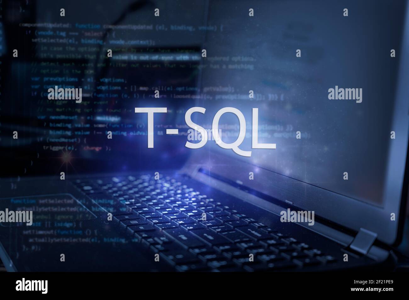 T-SQL-Inschrift gegen Laptop und Code-Hintergrund. Lernen sie sql-Programmiersprache, Computer-Kurse, Schulungen. Stockfoto