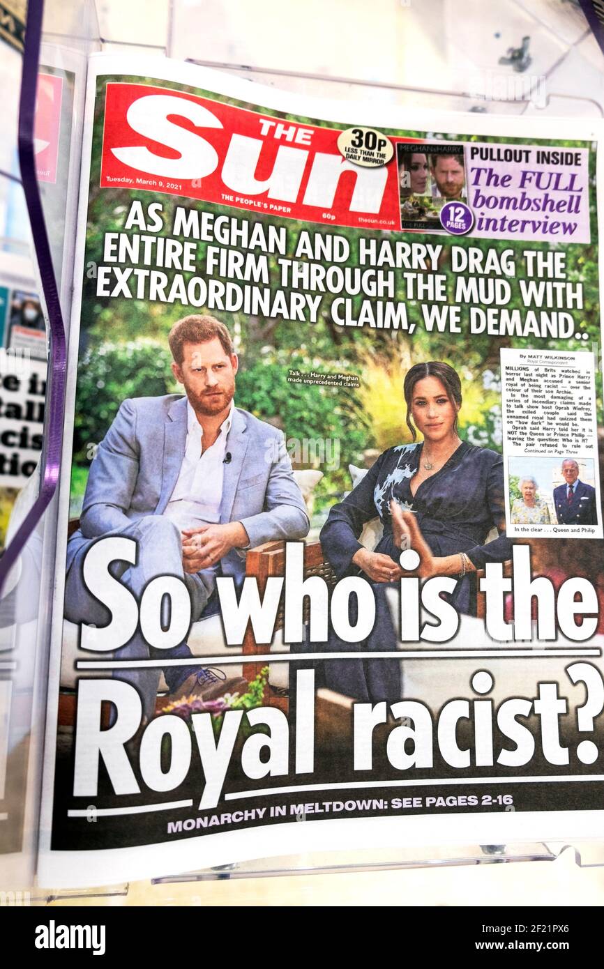 'Wer ist also der königliche Rassist?' Die Sun-Zeitung Schlagzeile Prinz Harry Meghan Markle Oprah Interview Titelseite am 9. März 2021 in London England Großbritannien Stockfoto