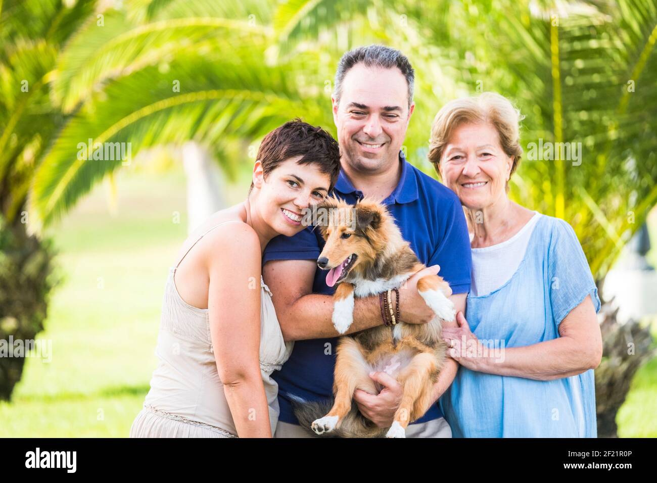 Hund und Familie Menschen Porträt in Outdoor-Freizeitaktivitäten Zusammen im Park - fröhliche kaukasische Menschen Erwachsene und Gemeinsam reifen viel Spaß Stockfoto