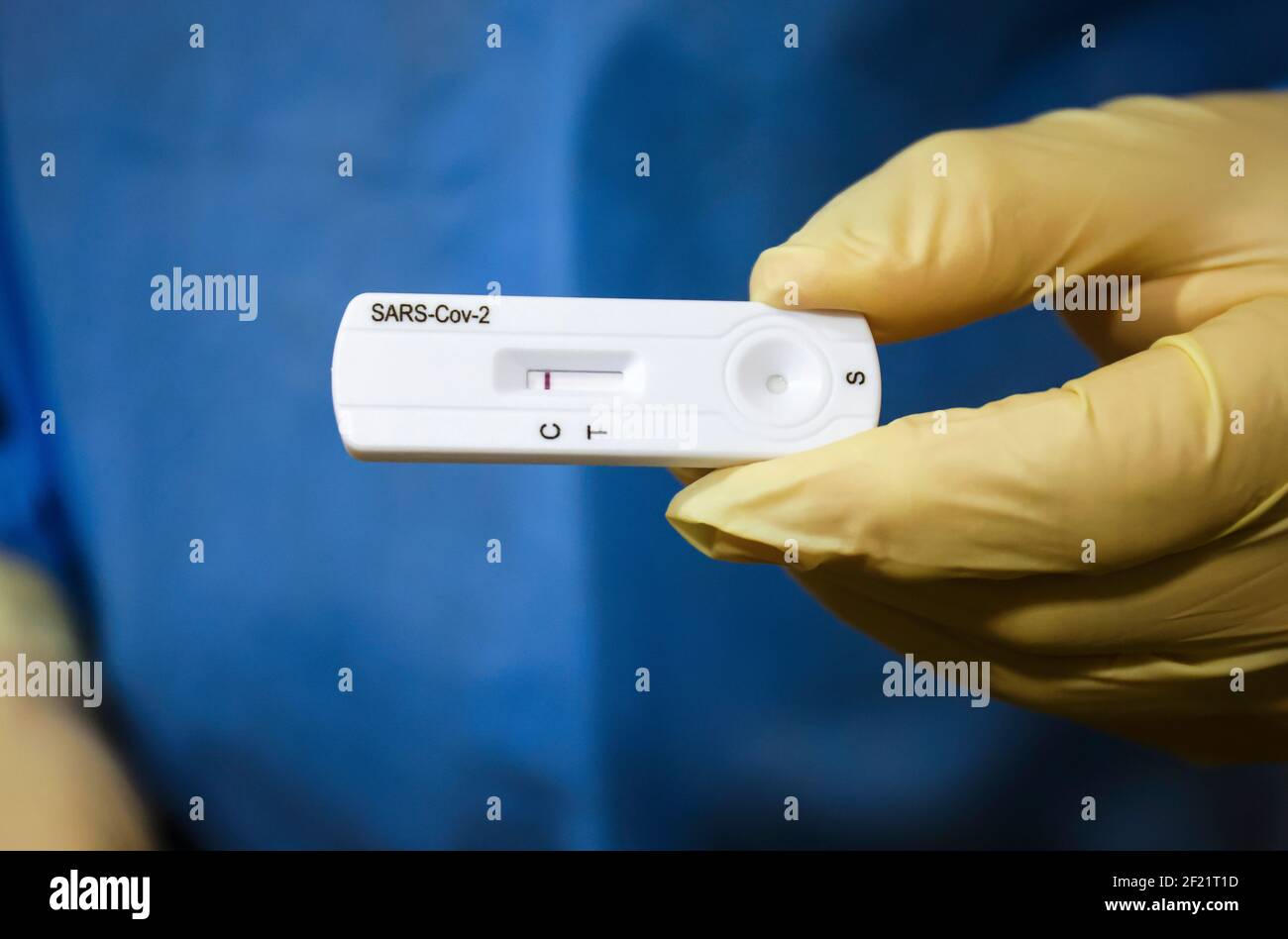 Essen, Nordrhein-Westfalen, Deutschland - Corona Testzentrum Grugahalle offen für kostenlosen Bürgertest, Covid Schnelltest, ein Arzt zeigt einen negativen Corona Stockfoto