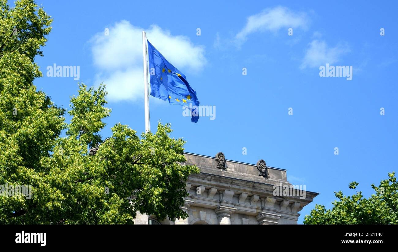 Flagge der Europäischen Gemeinschaft auf dem Dach des Reichstags Berlin Stockfoto
