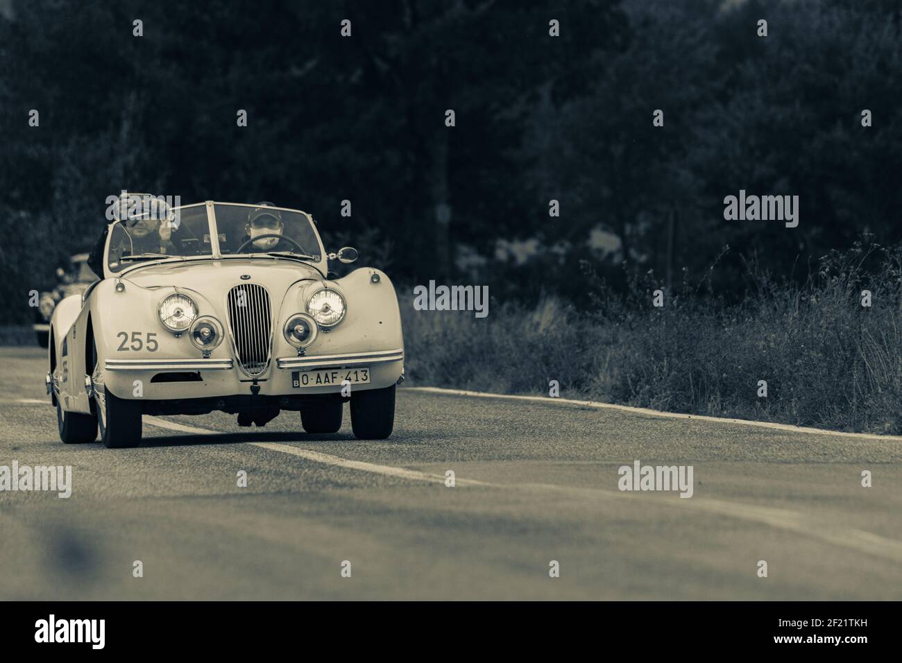 CAGLI, ITALIEN - Mar 06, 2021: CAGLI , ITALIEN - OTT 24 - 2020 : ferrari Mundial ein alter Rennwagen in Rallye Mille Miglia 2020 die berühmte italienische Historica Stockfoto