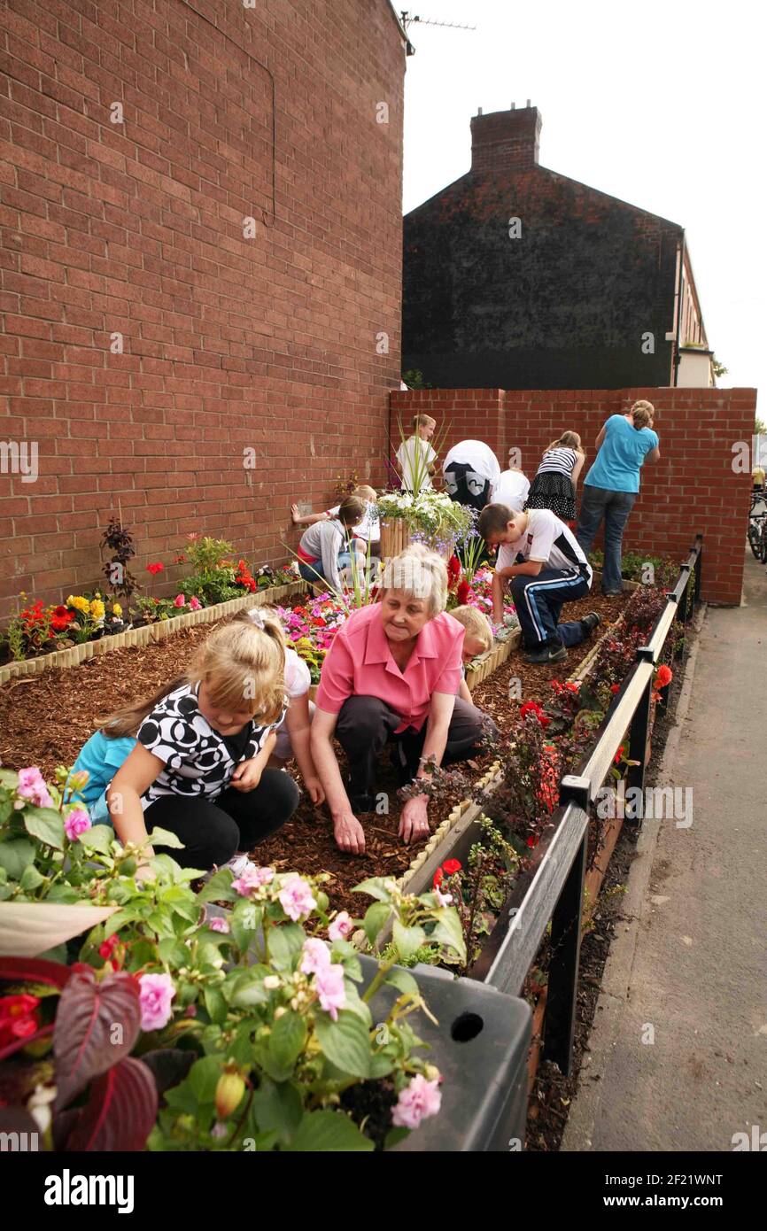 Newton Heath in Manchester bereitet sich auf das britische "Bloom Competition" vor Marlene Garnett, die mit Hilfe von einheimischen Volenteerkindern (ECO YOUTH) viele Stunden auf der Pflege der Gärten, hängenden Körben usw. in Newton Heath Pic David Sandison verbringt Stockfoto