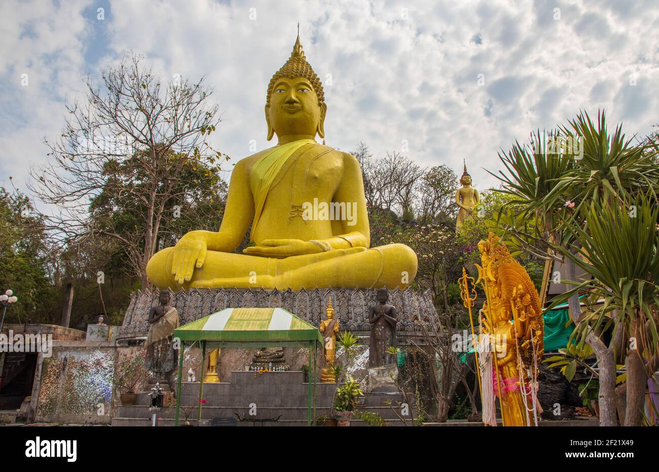 Eine alte goldene Buddha-Statue auf der thailändischen Insel Koh Sichang District, Chonburi, Thailand Stockfoto