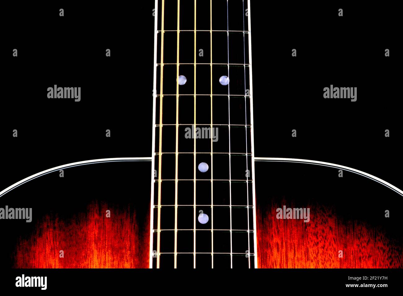 Mahagoni Akustikgitarre teilweise Hals und Körper isoliert auf ein Schwarzer Hintergrund Stockfoto